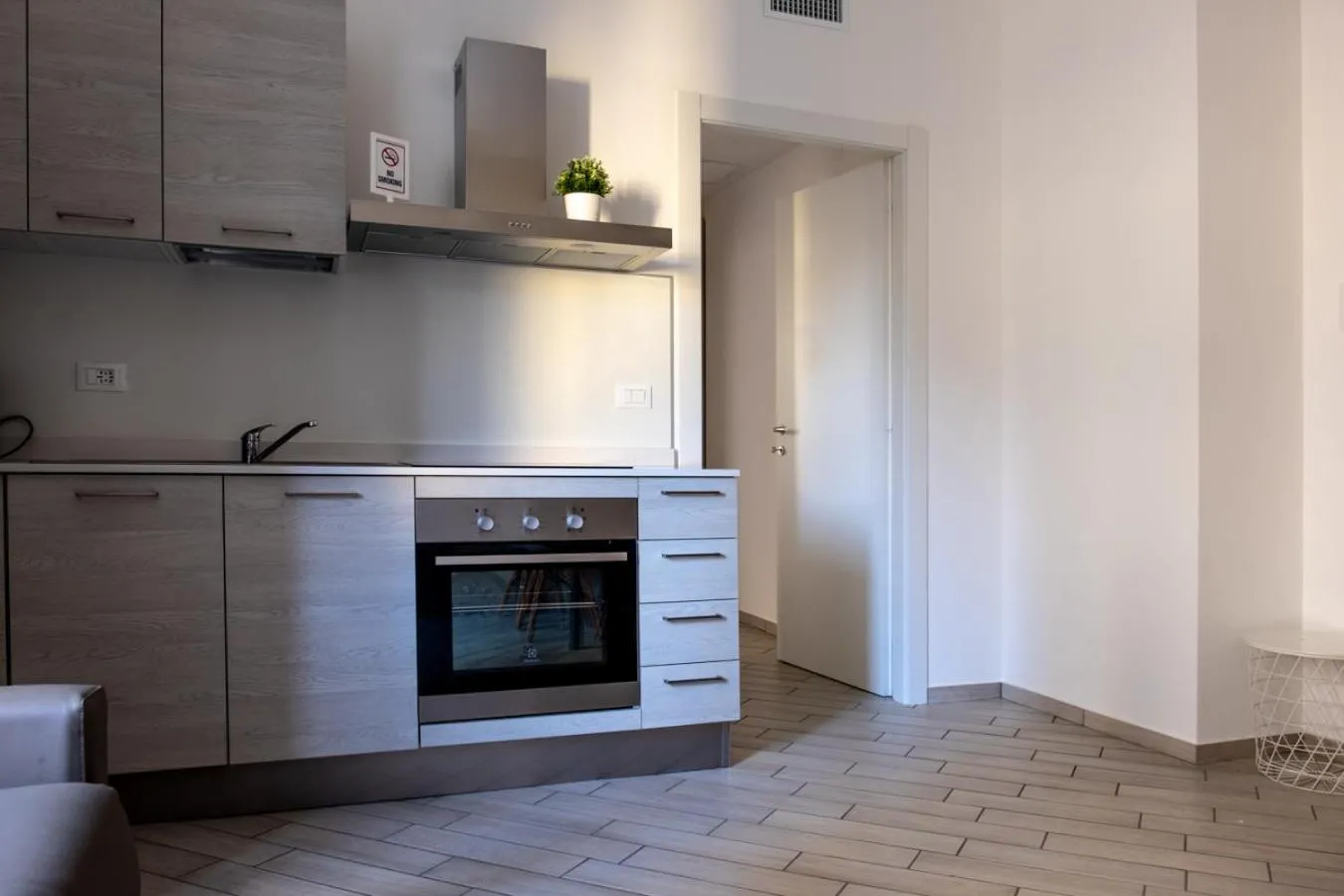 Kitchen or kitchenette in Home Hotel