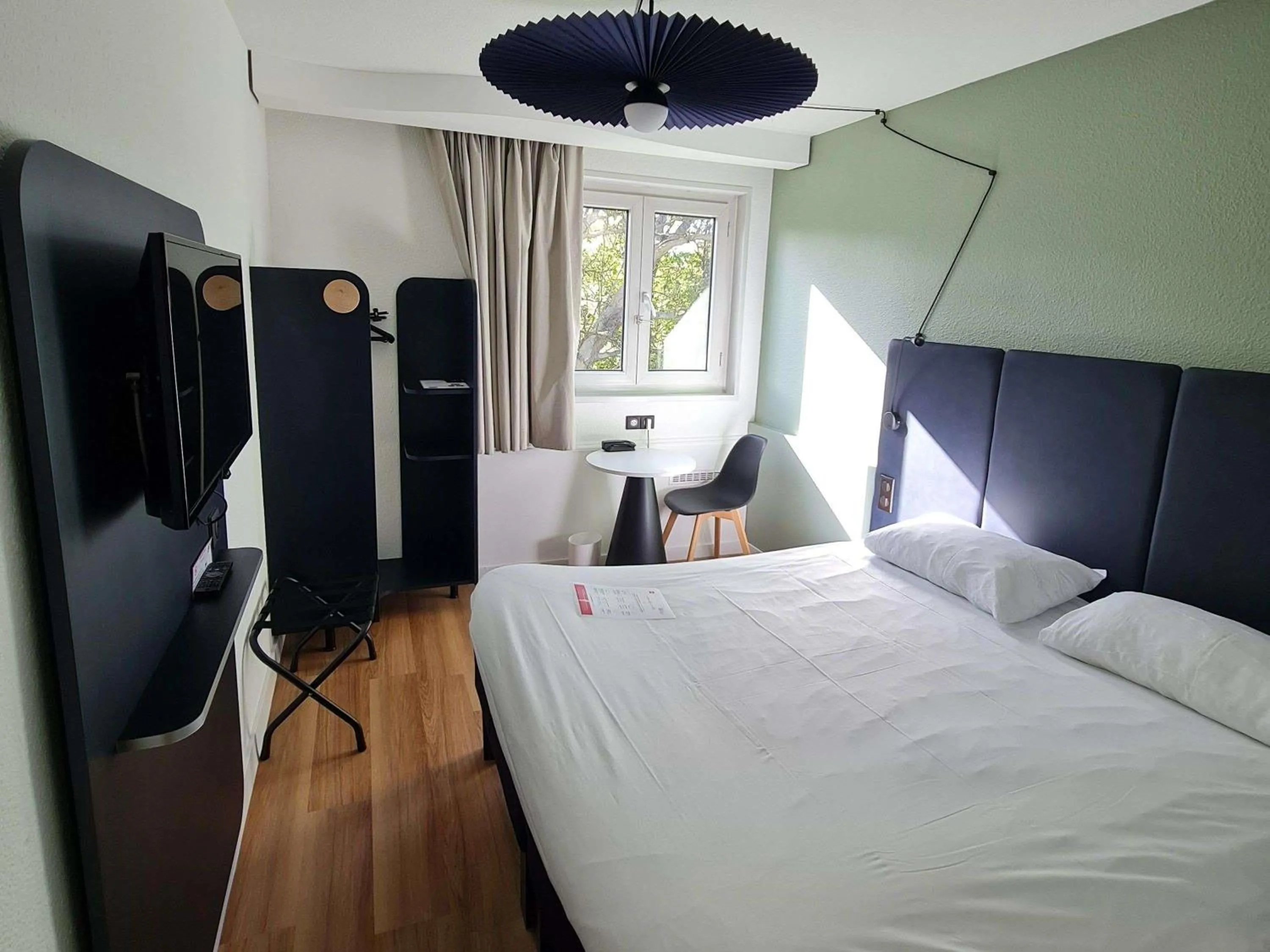 Bedroom, Bed in ibis Vannes