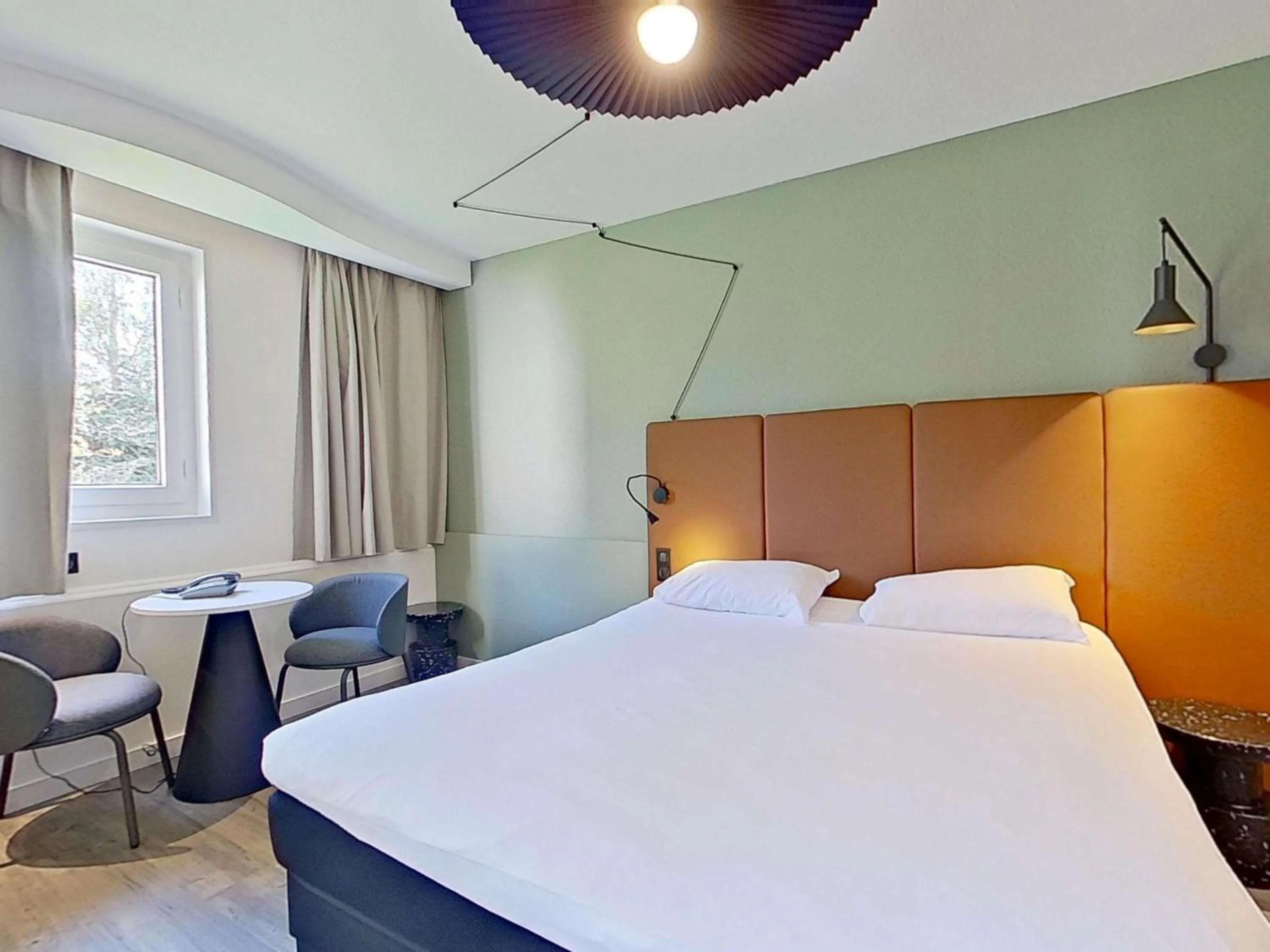 Bedroom, Bed in ibis Vannes