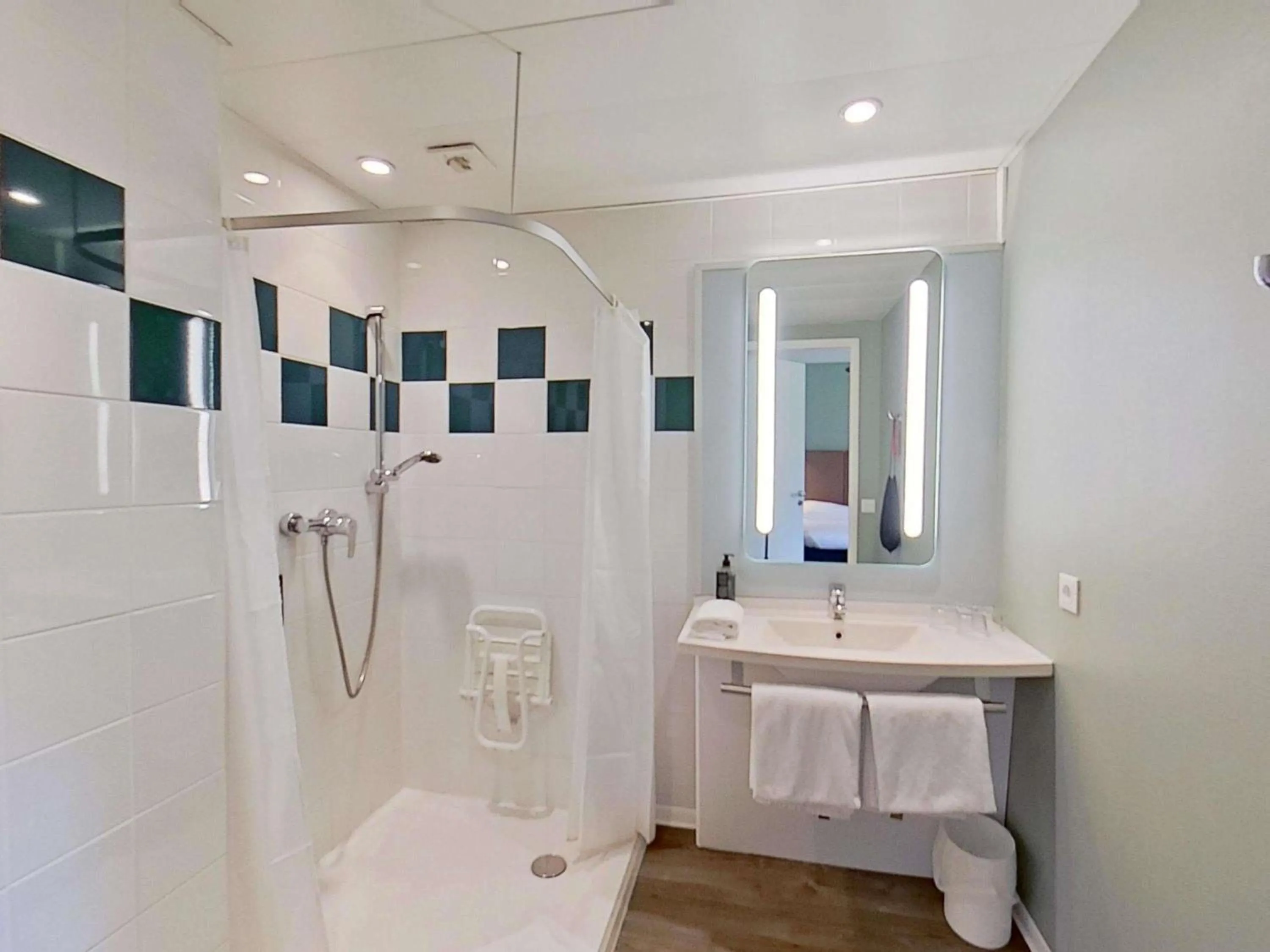 Bedroom in ibis Vannes