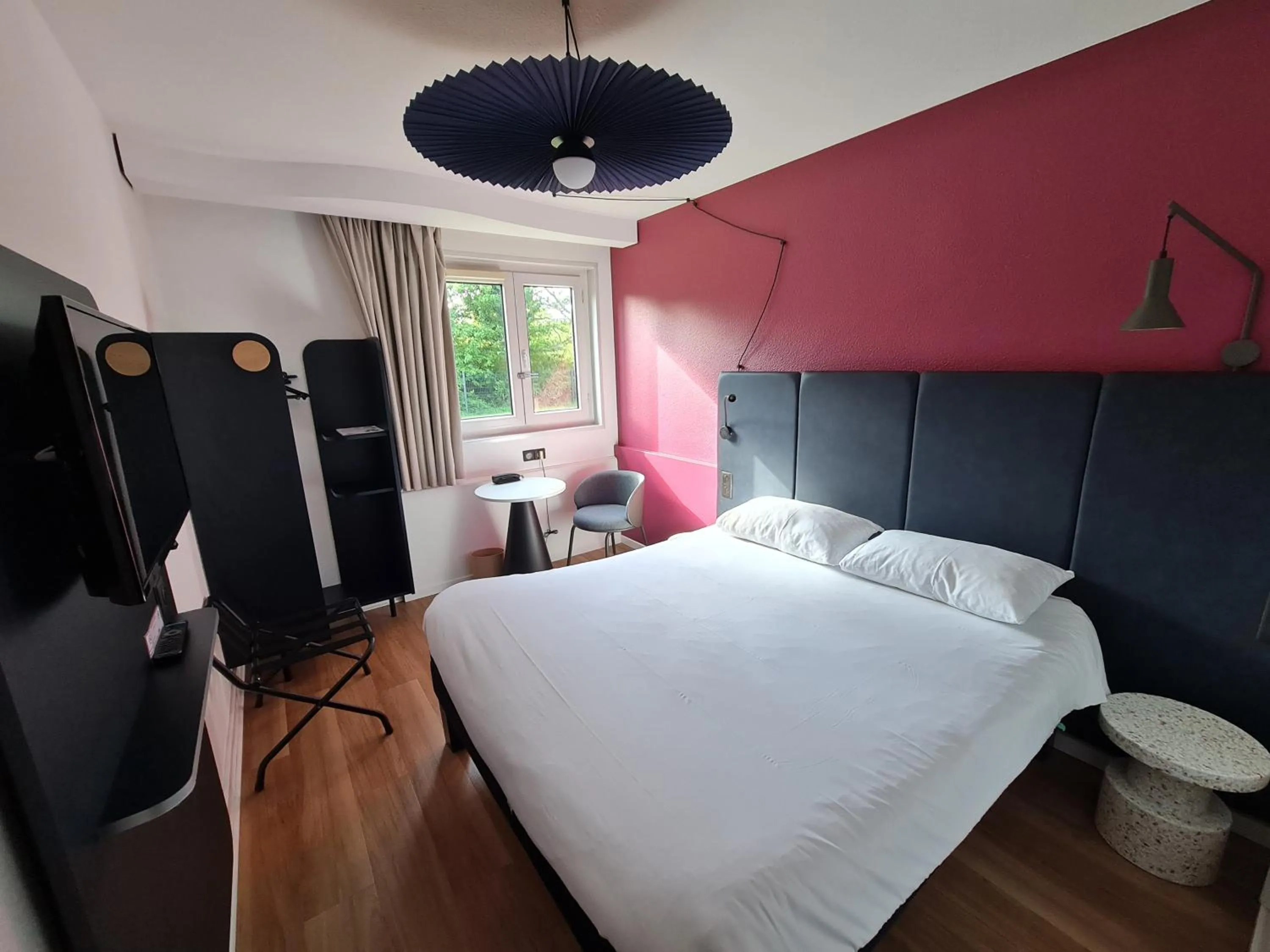 Bedroom, Bed in ibis Vannes