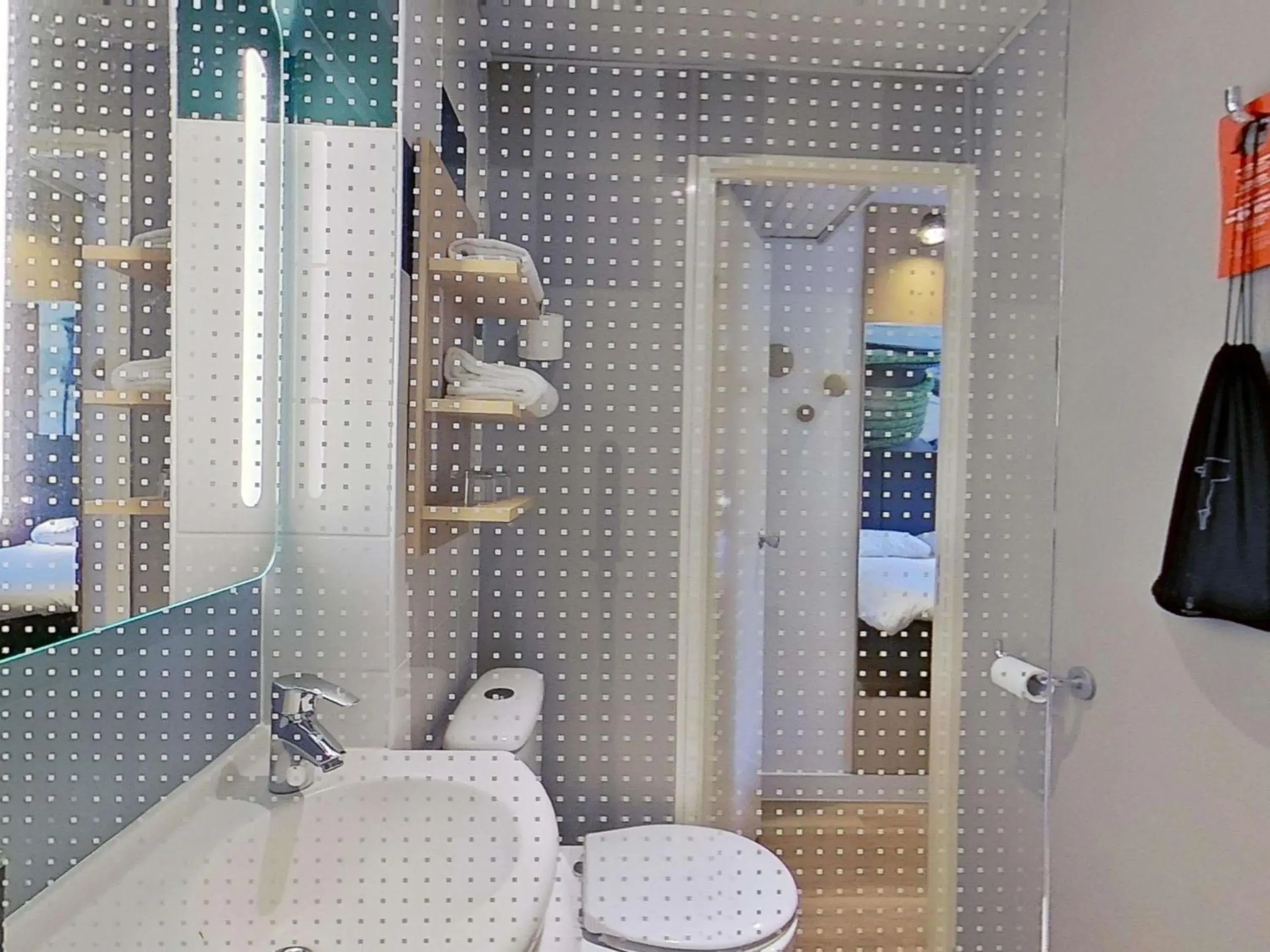 Standard Room with One Double Bed and One Single Bed in ibis Vannes Standard Room with One Double Bed and One Single Bed in ibis Vannes