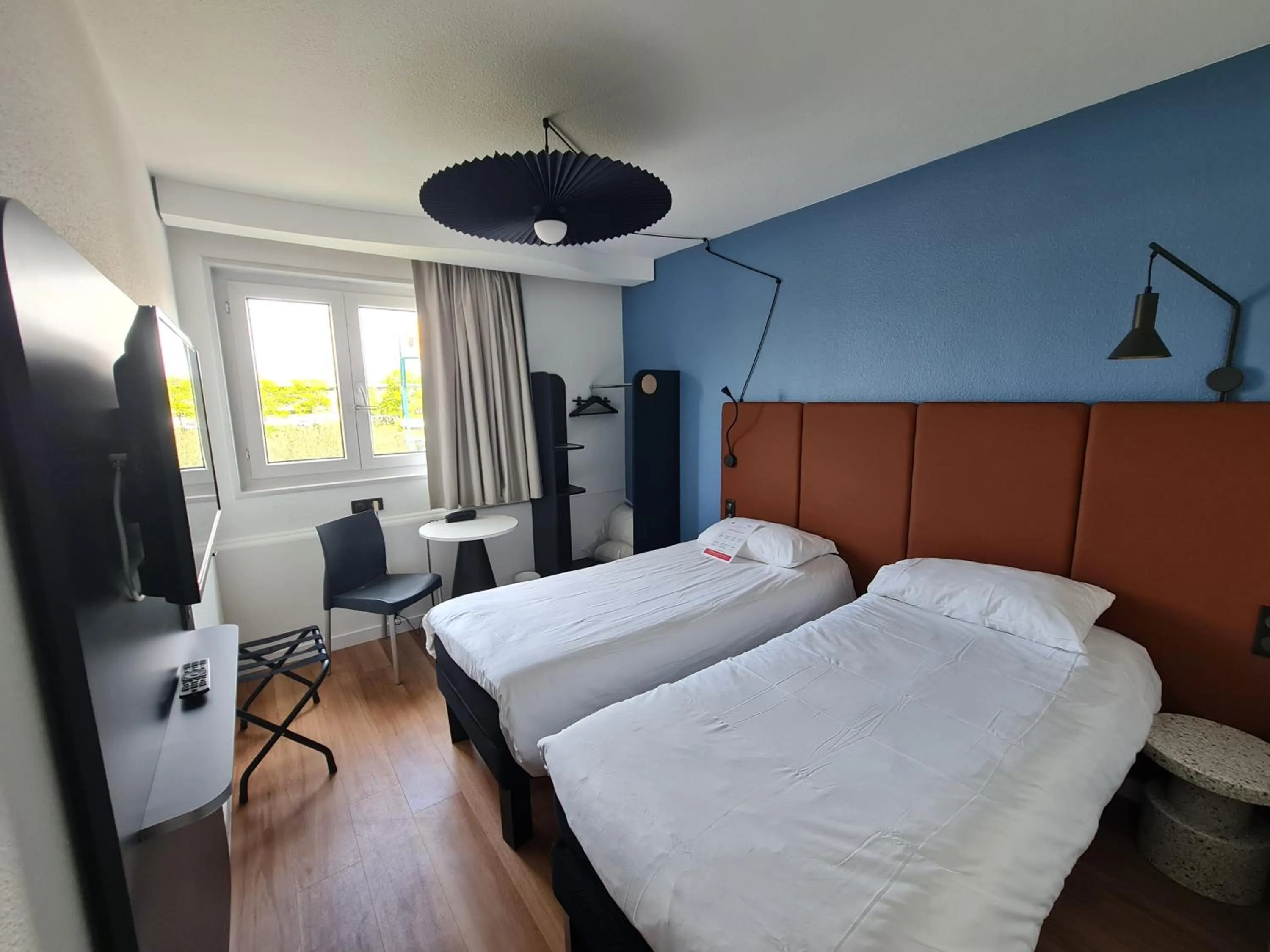 Bedroom, Bed in ibis Vannes