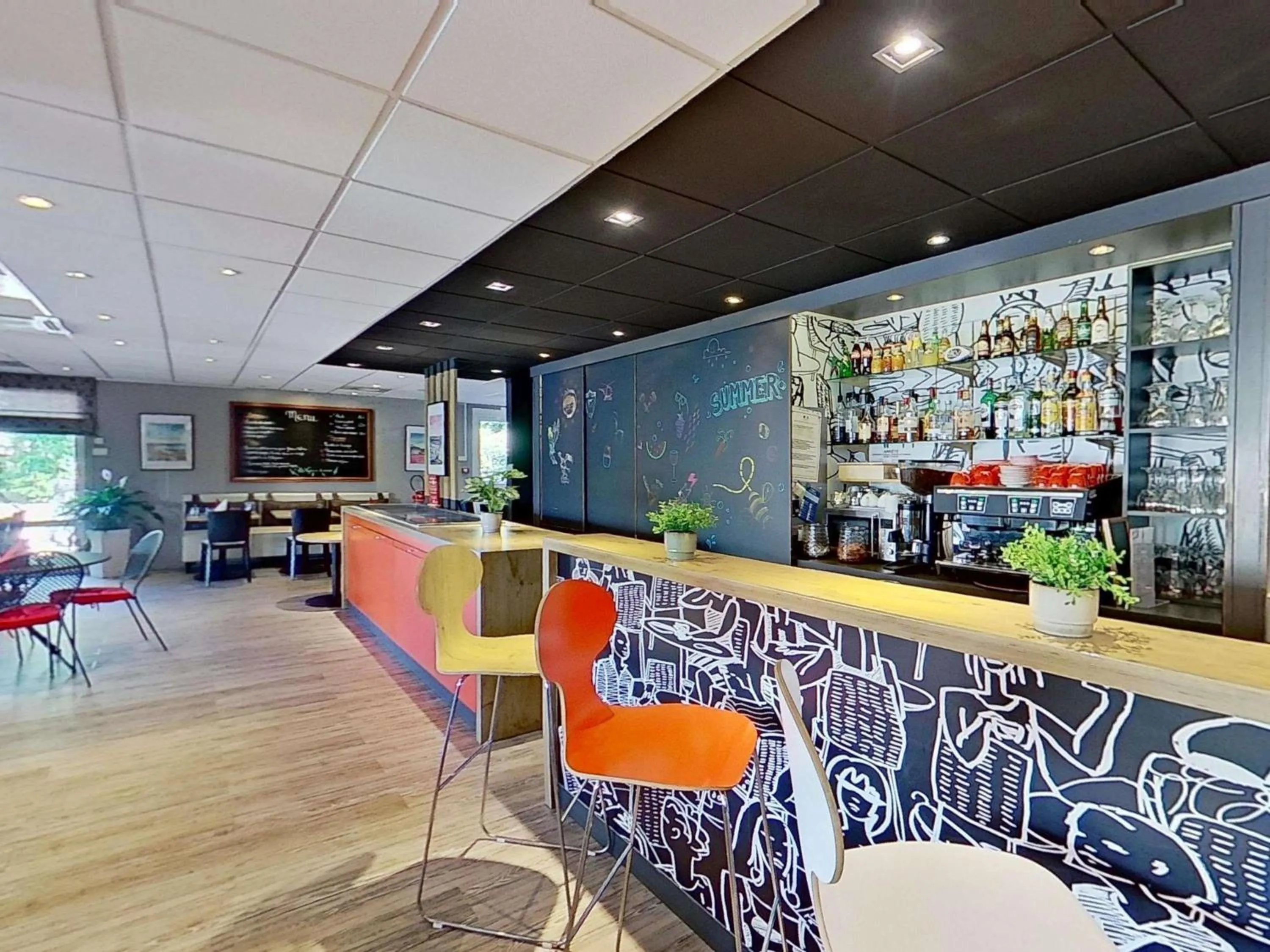 Lounge or bar in ibis Vannes