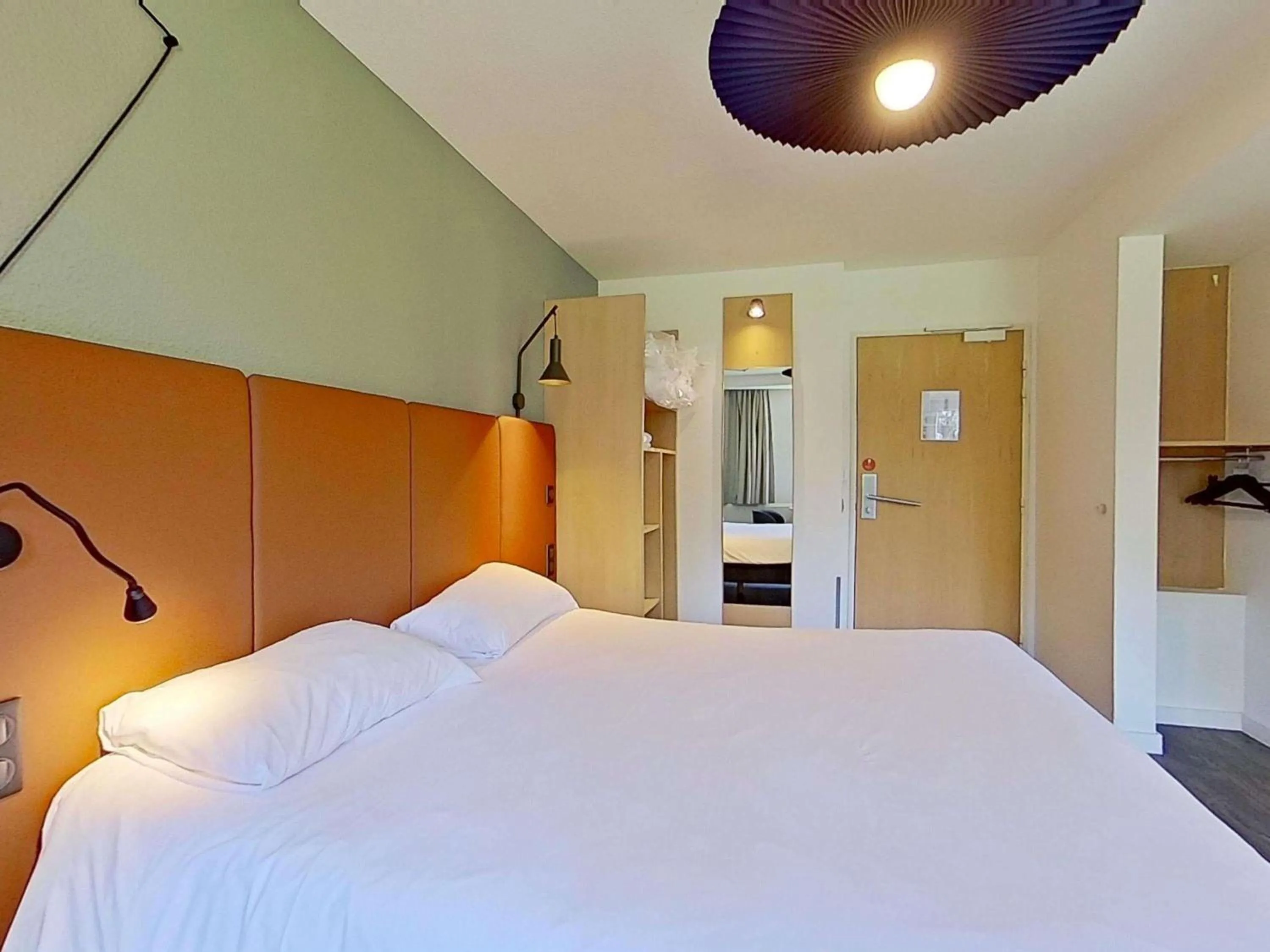 Bedroom, Bed in ibis Vannes