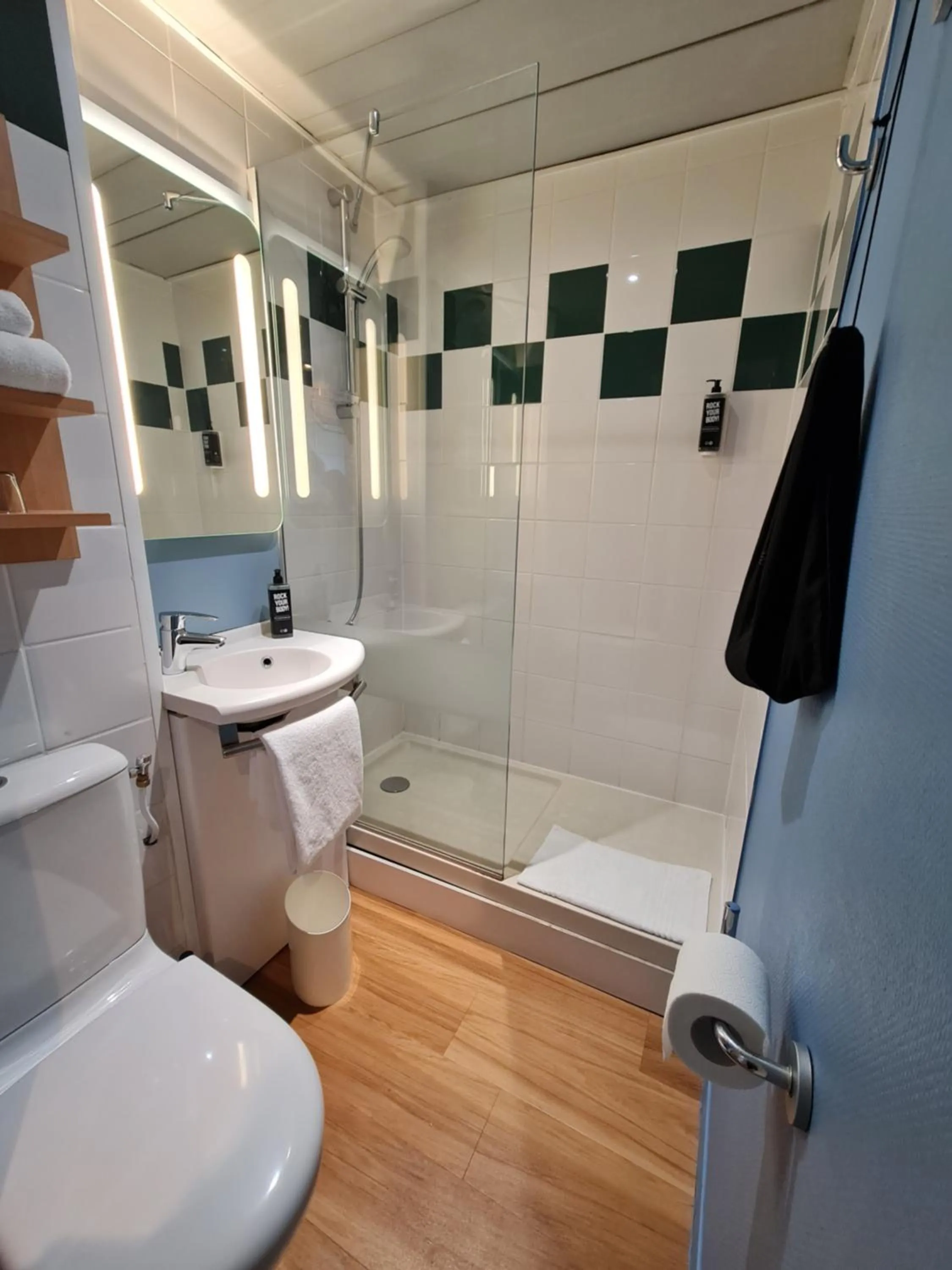 Shower in ibis Vannes