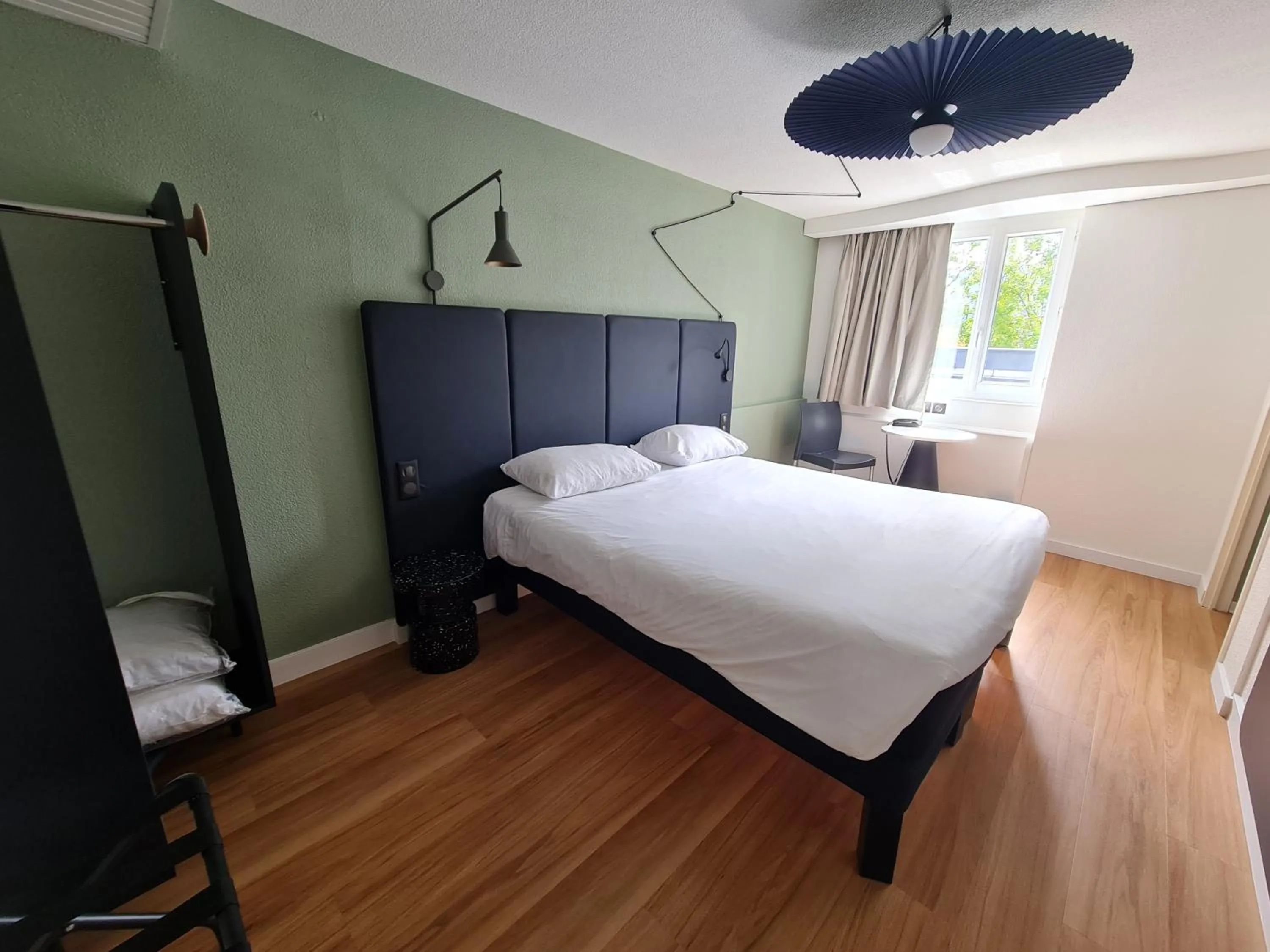 Bedroom, Bed in ibis Vannes