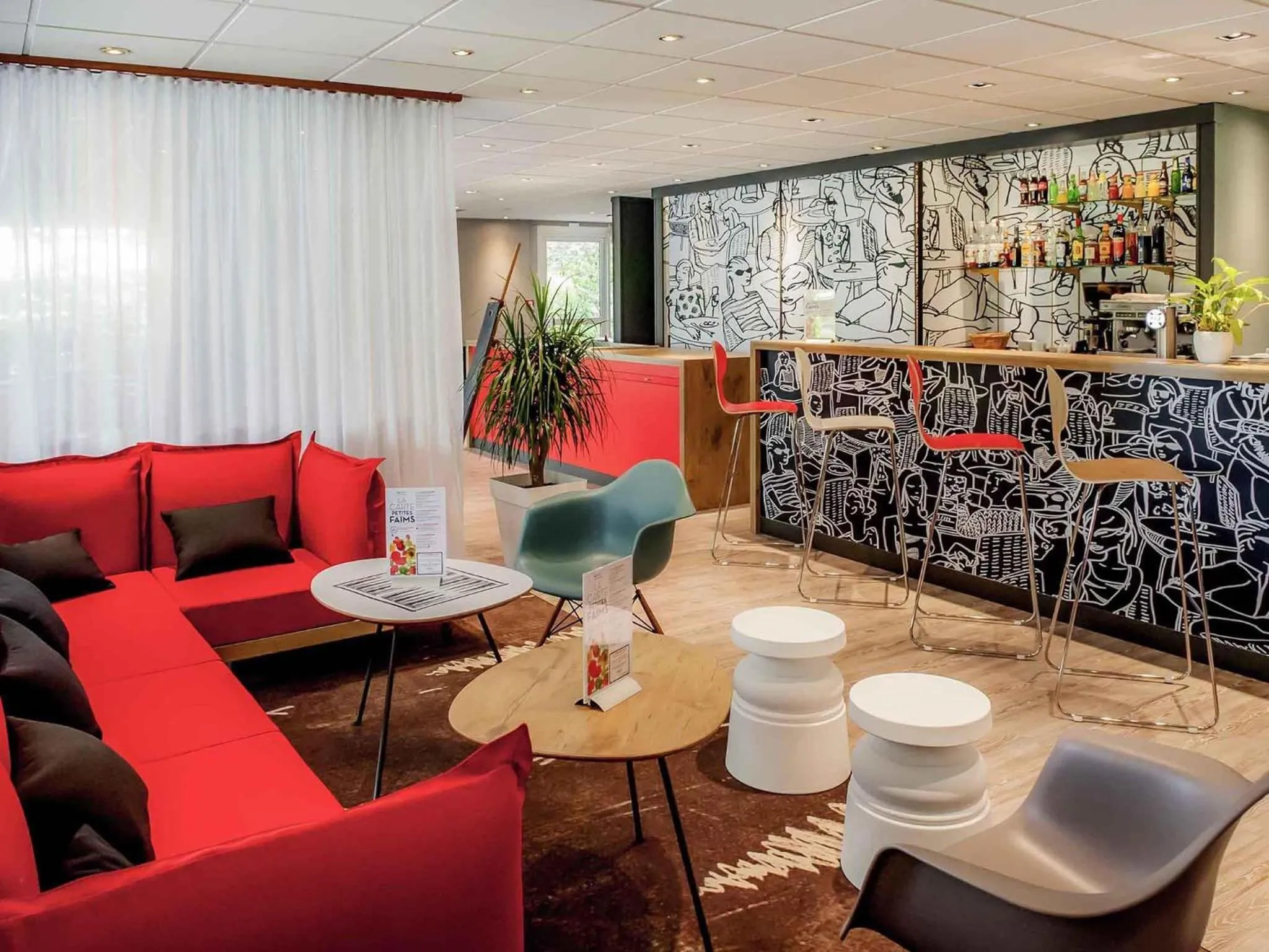 Lounge or bar in ibis Vannes