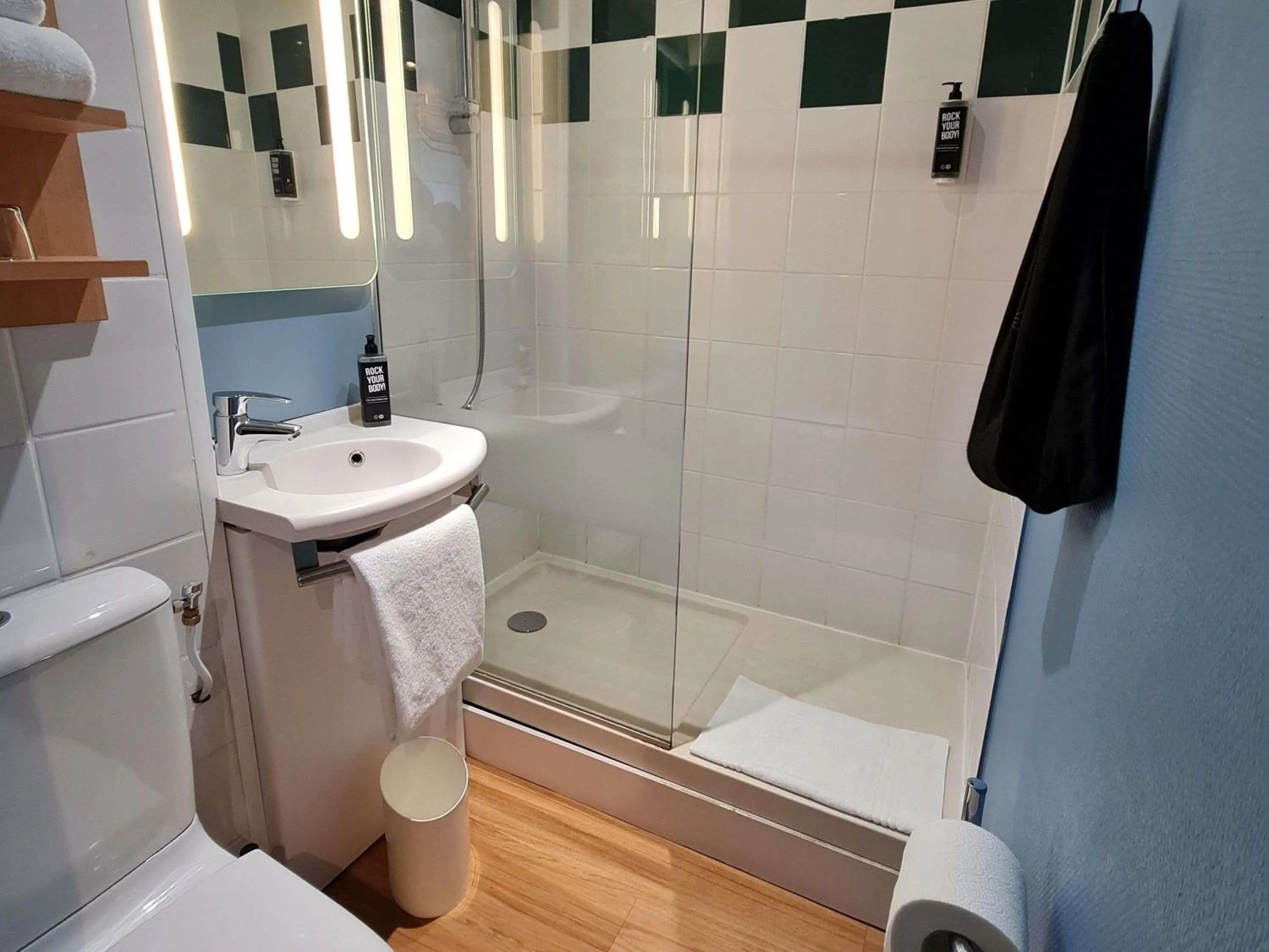 Bedroom in ibis Vannes