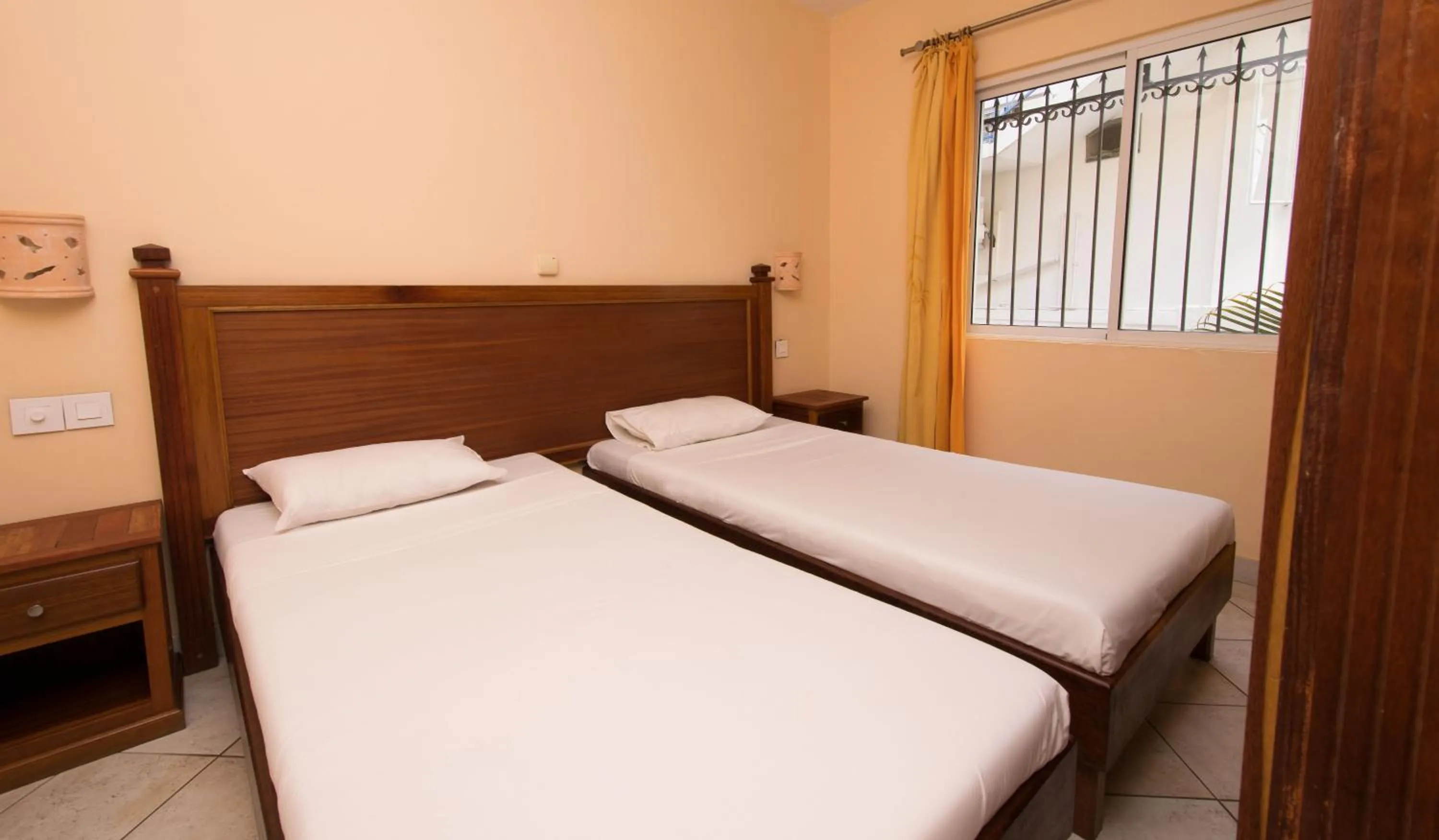 Shower, Bed in Residence Peramal