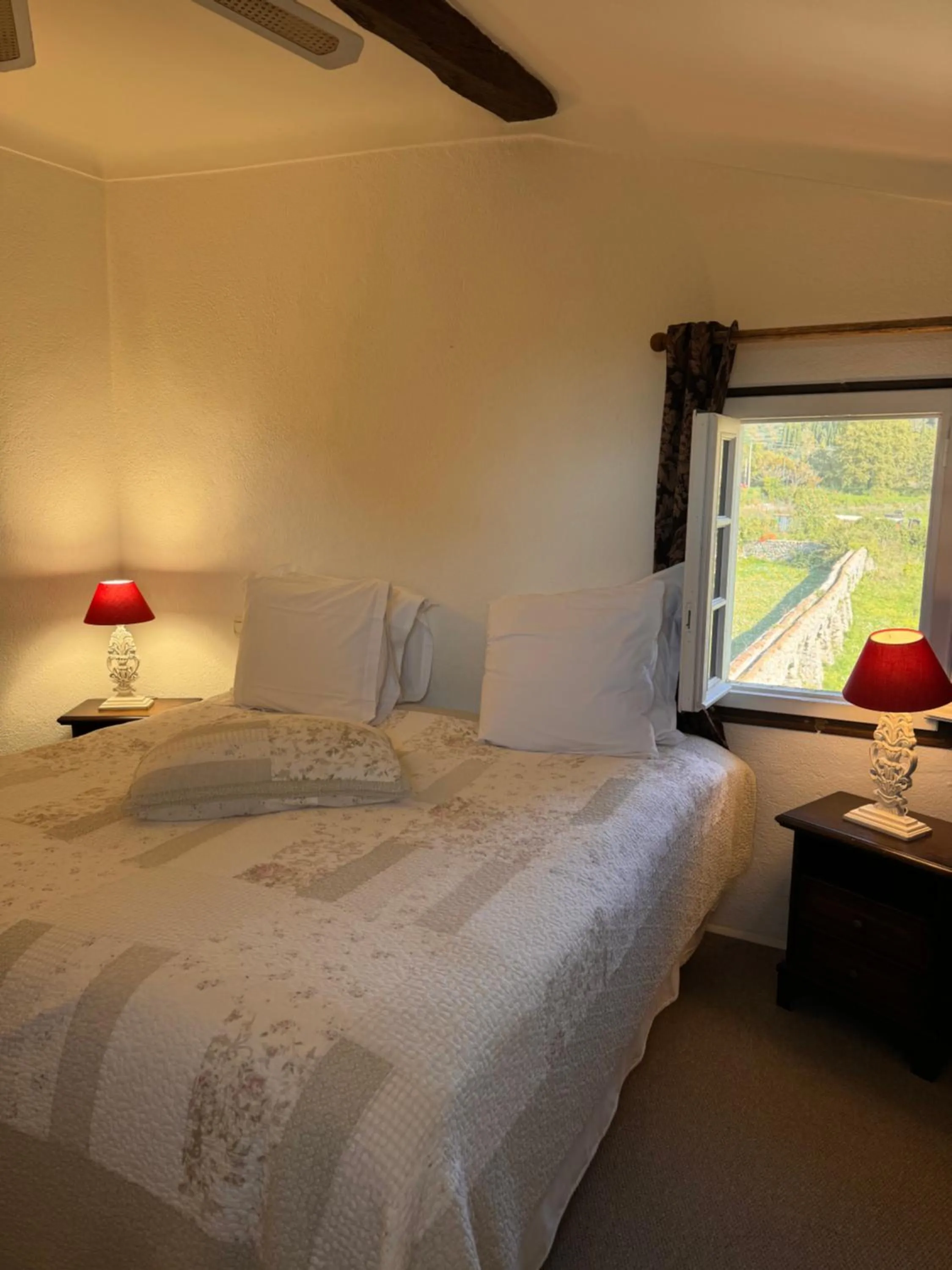 Bed in Hotel-Restaurant Le Moulin De La Camandoule