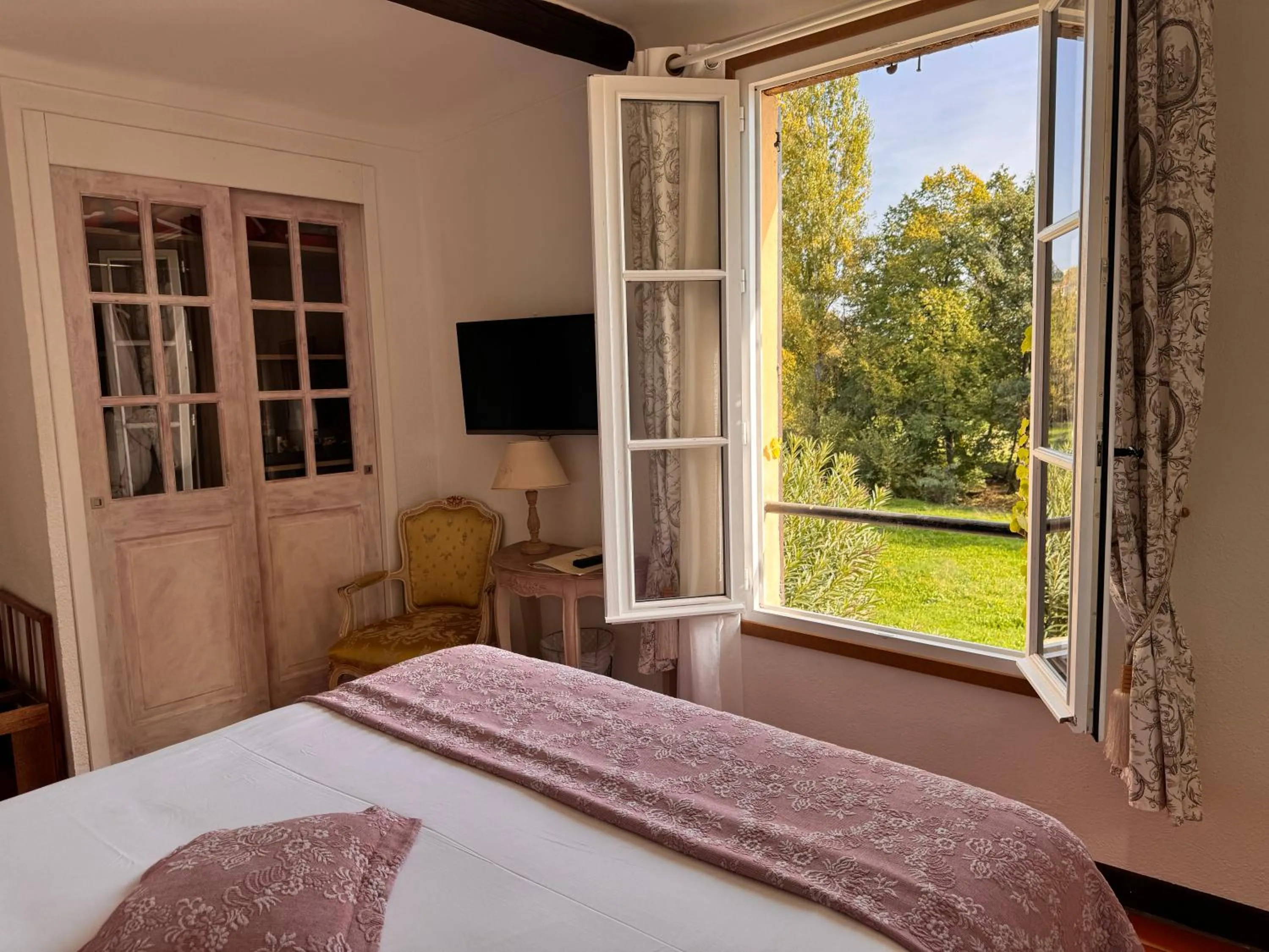 Bed in Hotel-Restaurant Le Moulin De La Camandoule