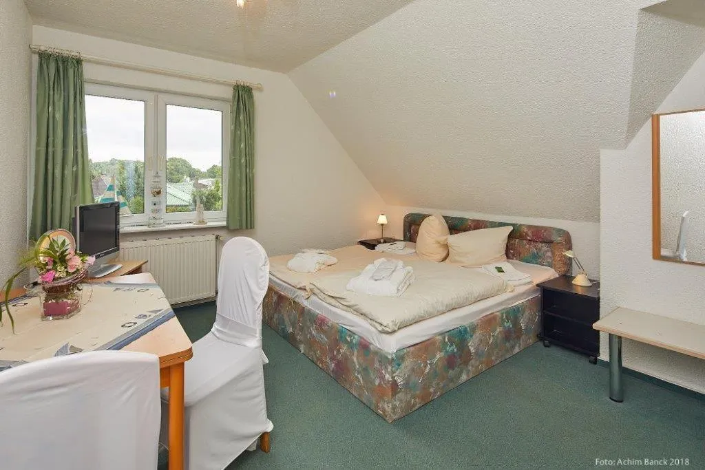 Photo of the whole room, Bed in Seeblick