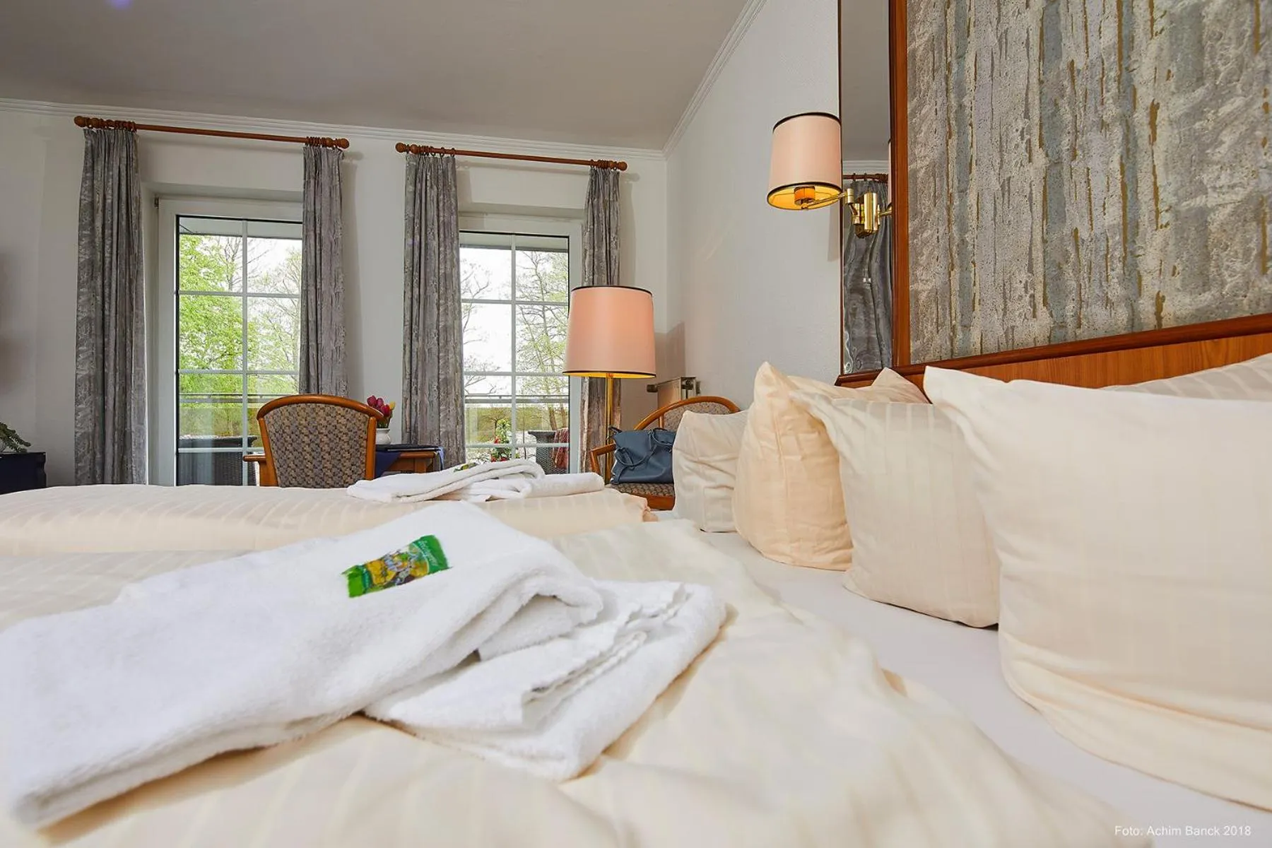 Photo of the whole room, Bed in Seeblick