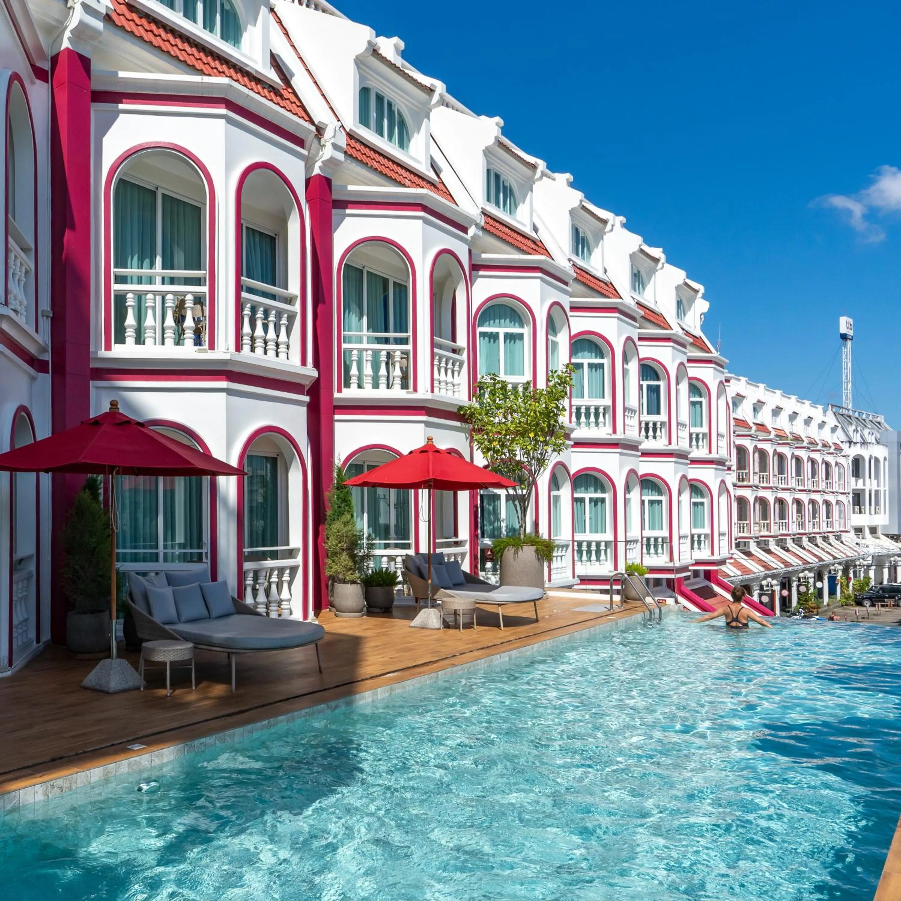 Swimming pool in Hotel Midtown Ratsada