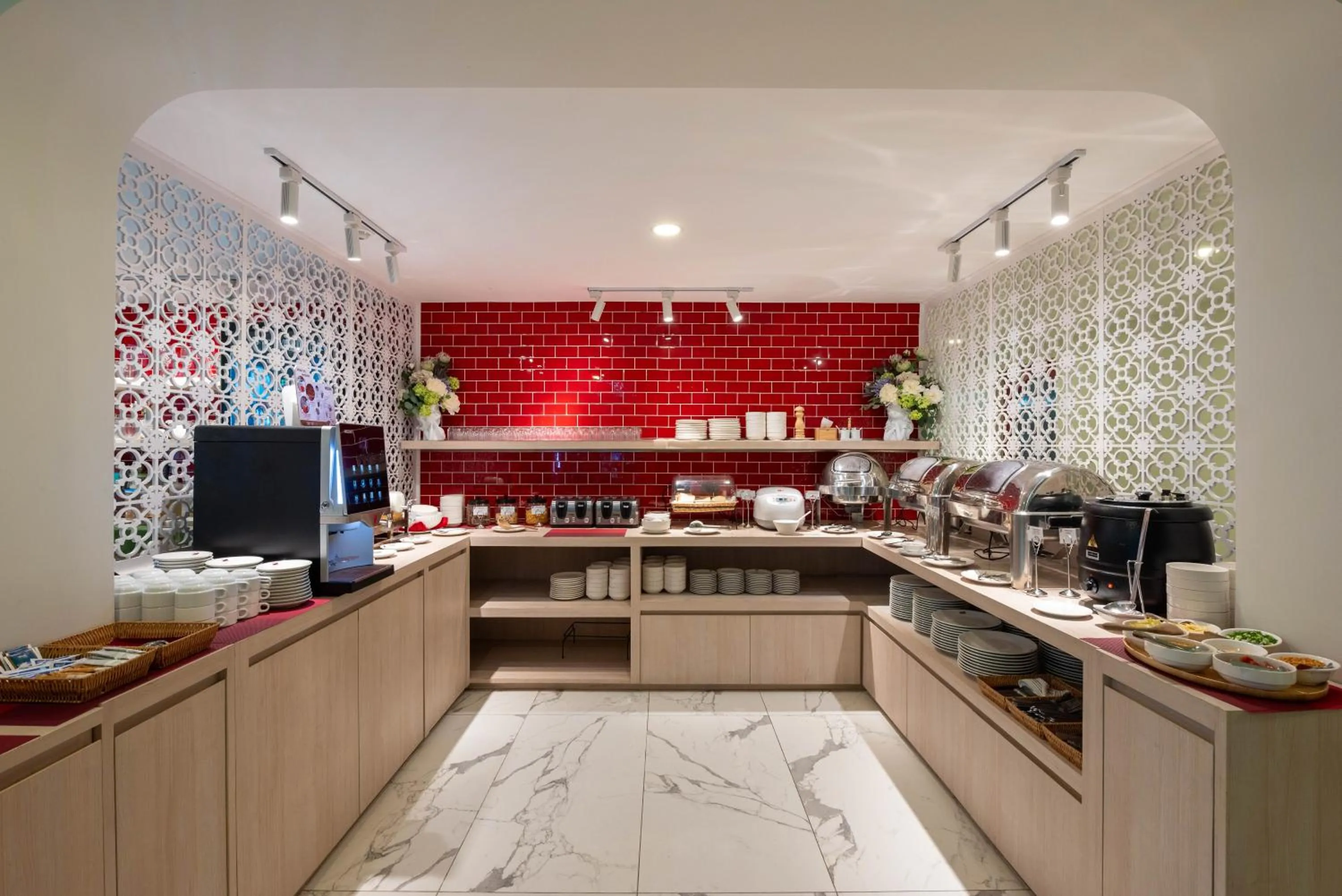 Restaurant/places to eat in Hotel Midtown Ratsada