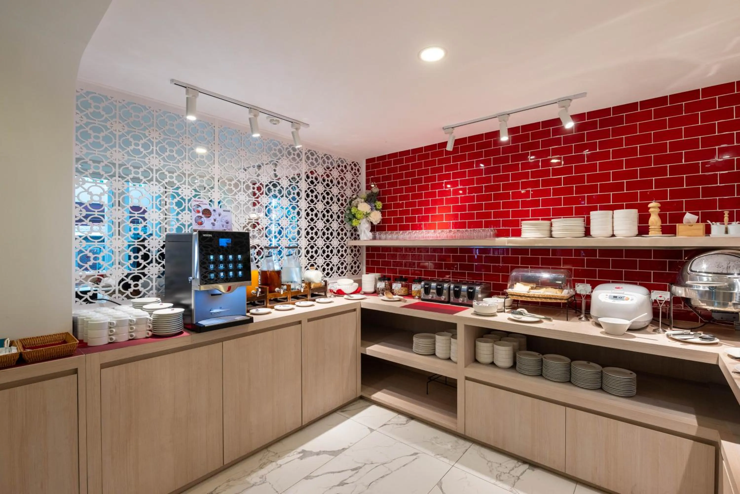 Restaurant/places to eat in Hotel Midtown Ratsada