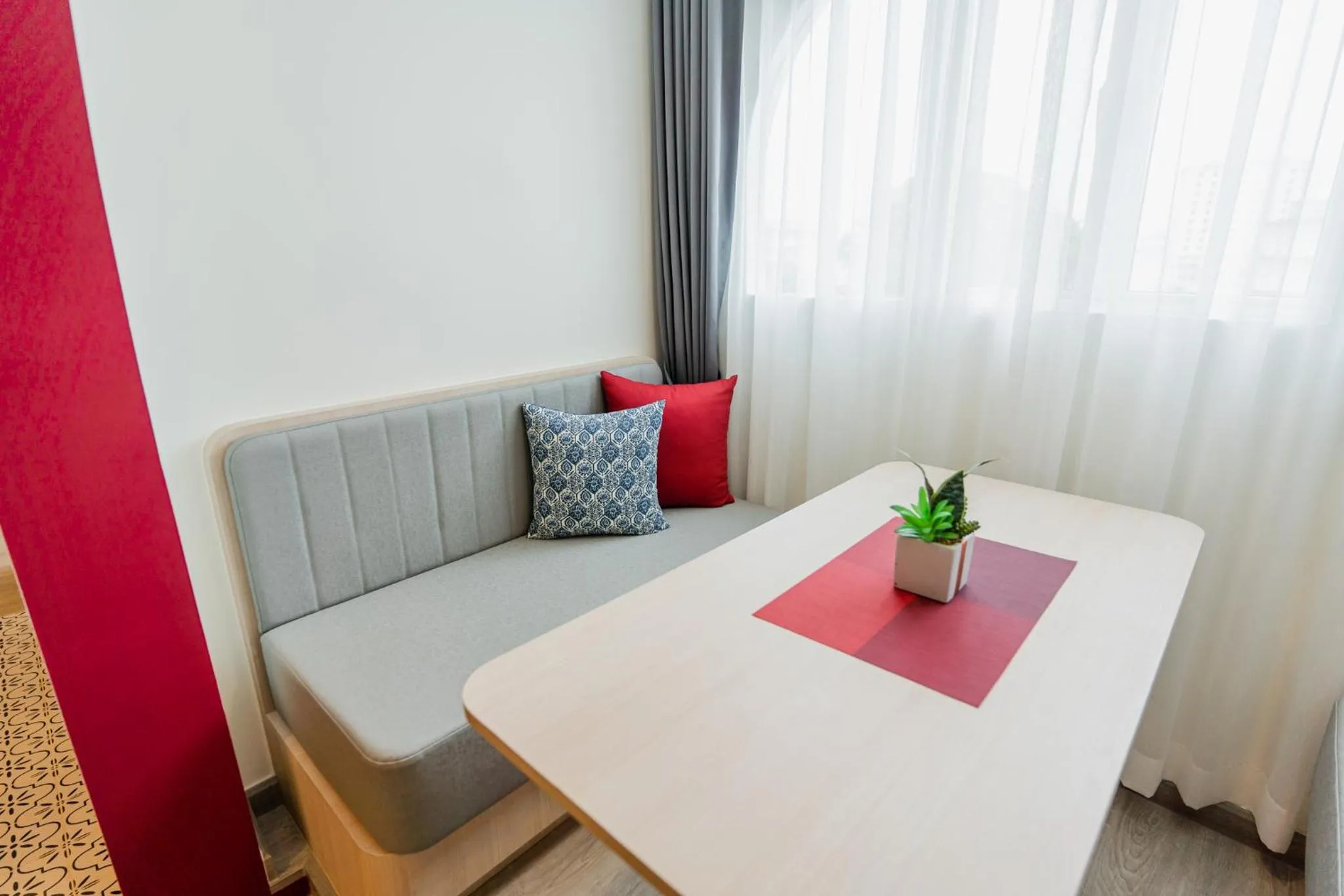 Living room, Bed in Hotel Midtown Ratsada