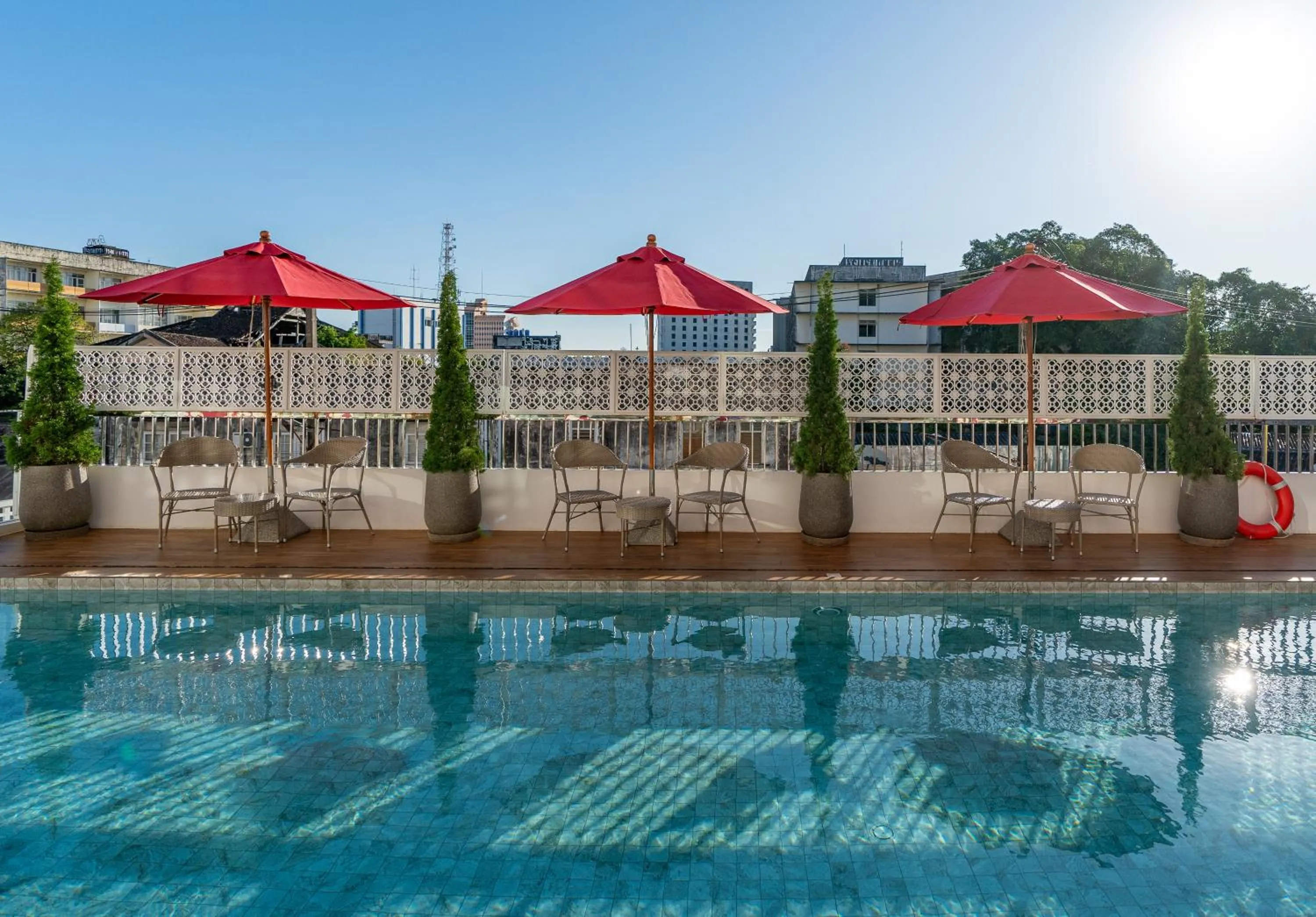 Swimming pool in Hotel Midtown Ratsada