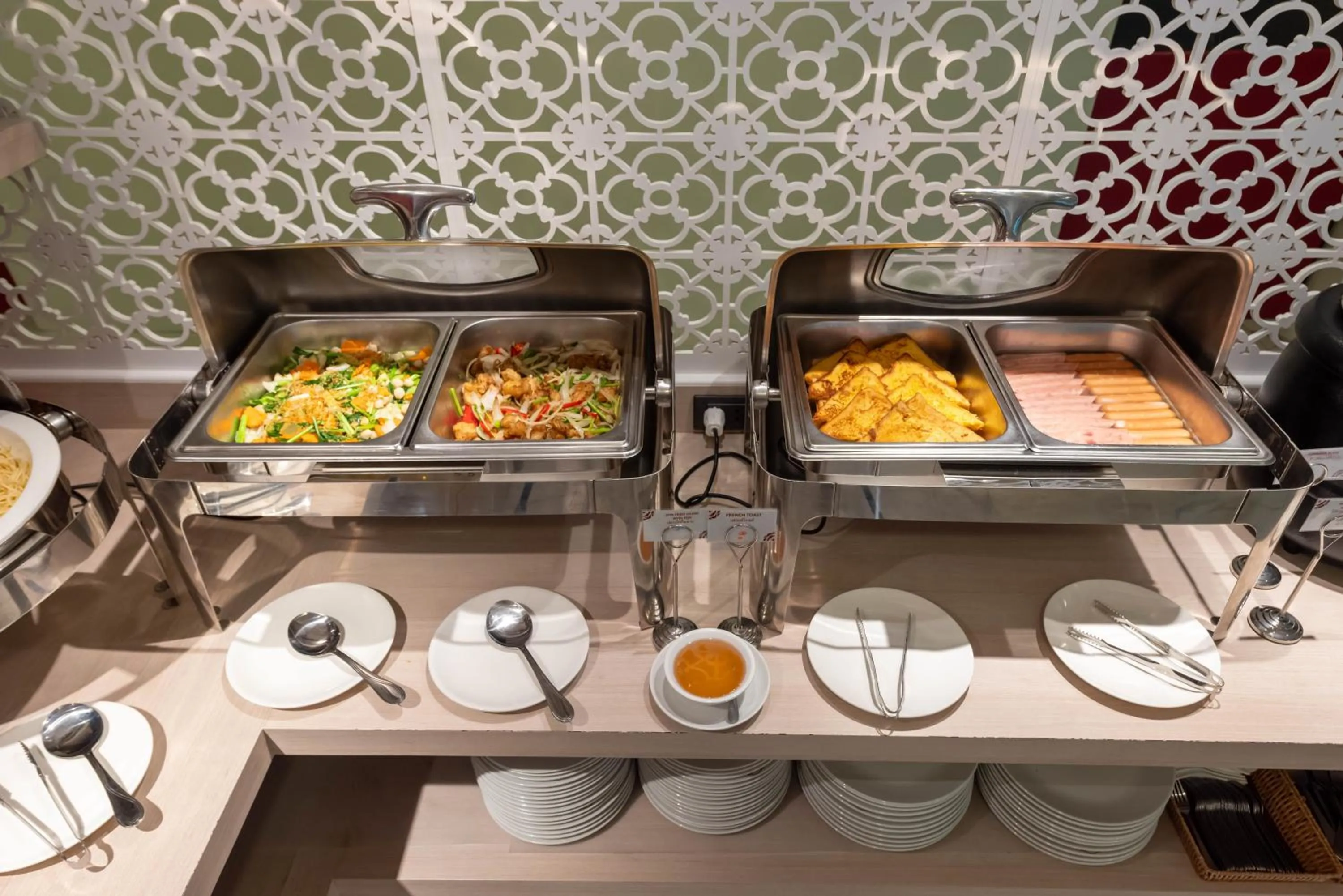 Restaurant/places to eat in Hotel Midtown Ratsada