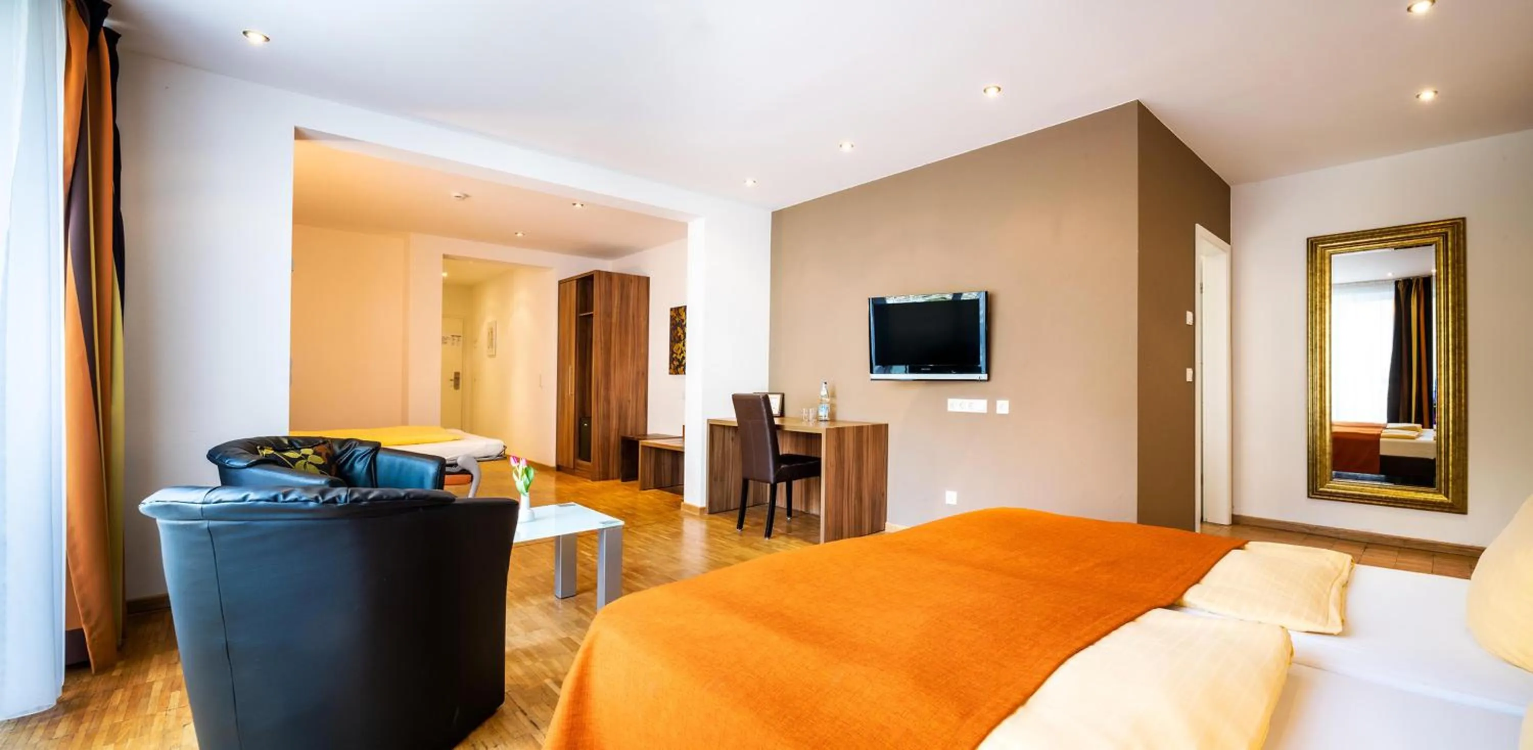 Photo of the whole room, Bed in Schroeders Stadtwaldhotel