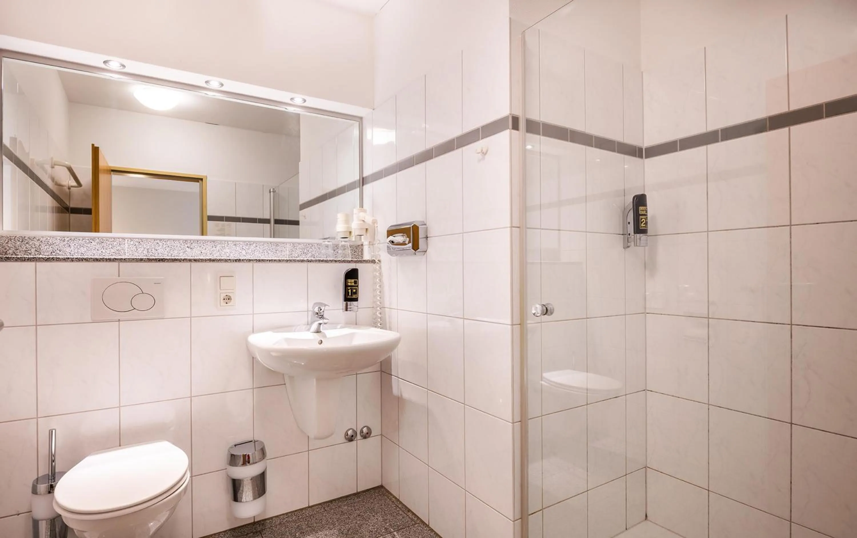 Bathroom in Schroeders Stadtwaldhotel