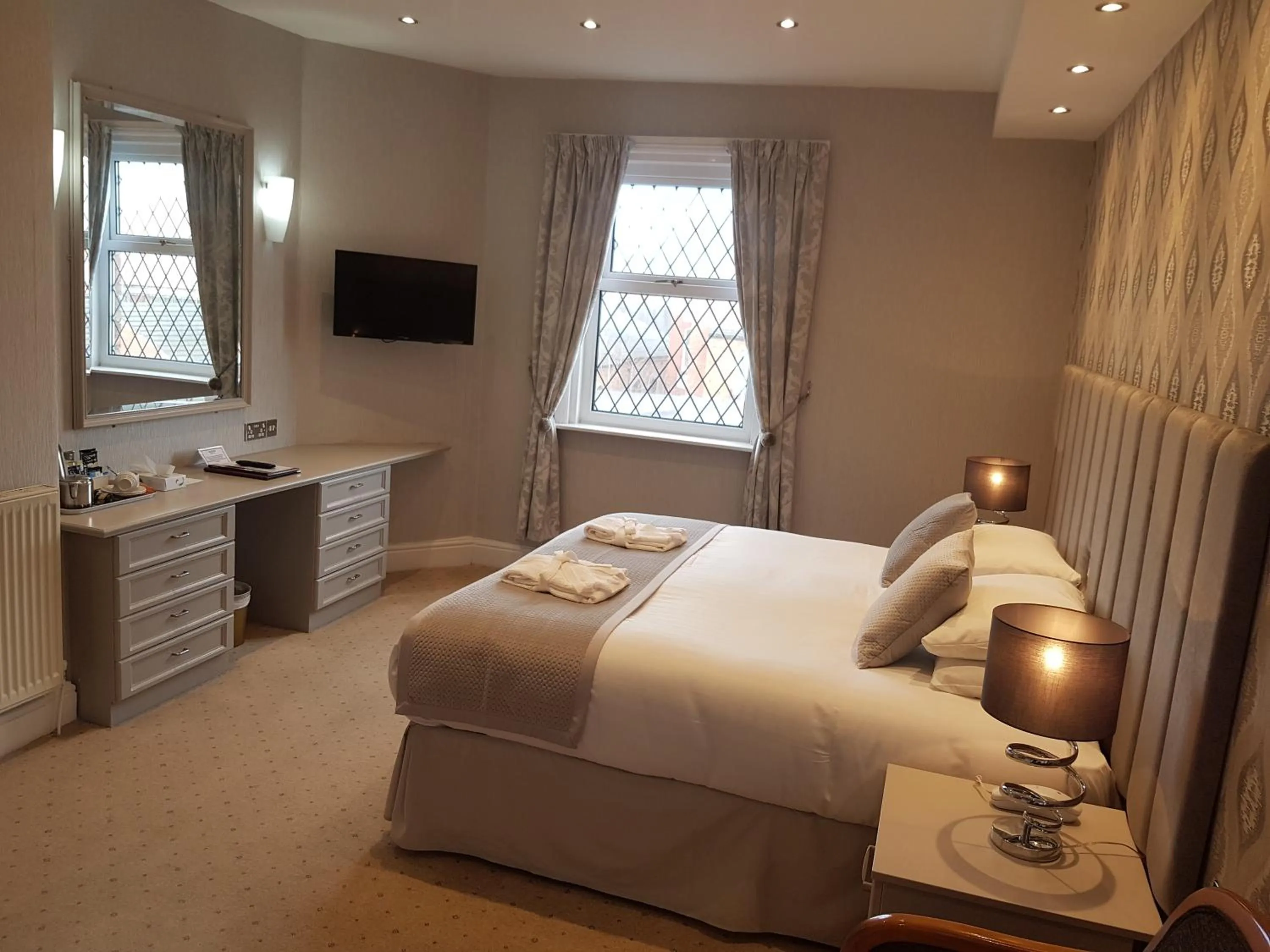 Bedroom, Bed in Bedford Hotel