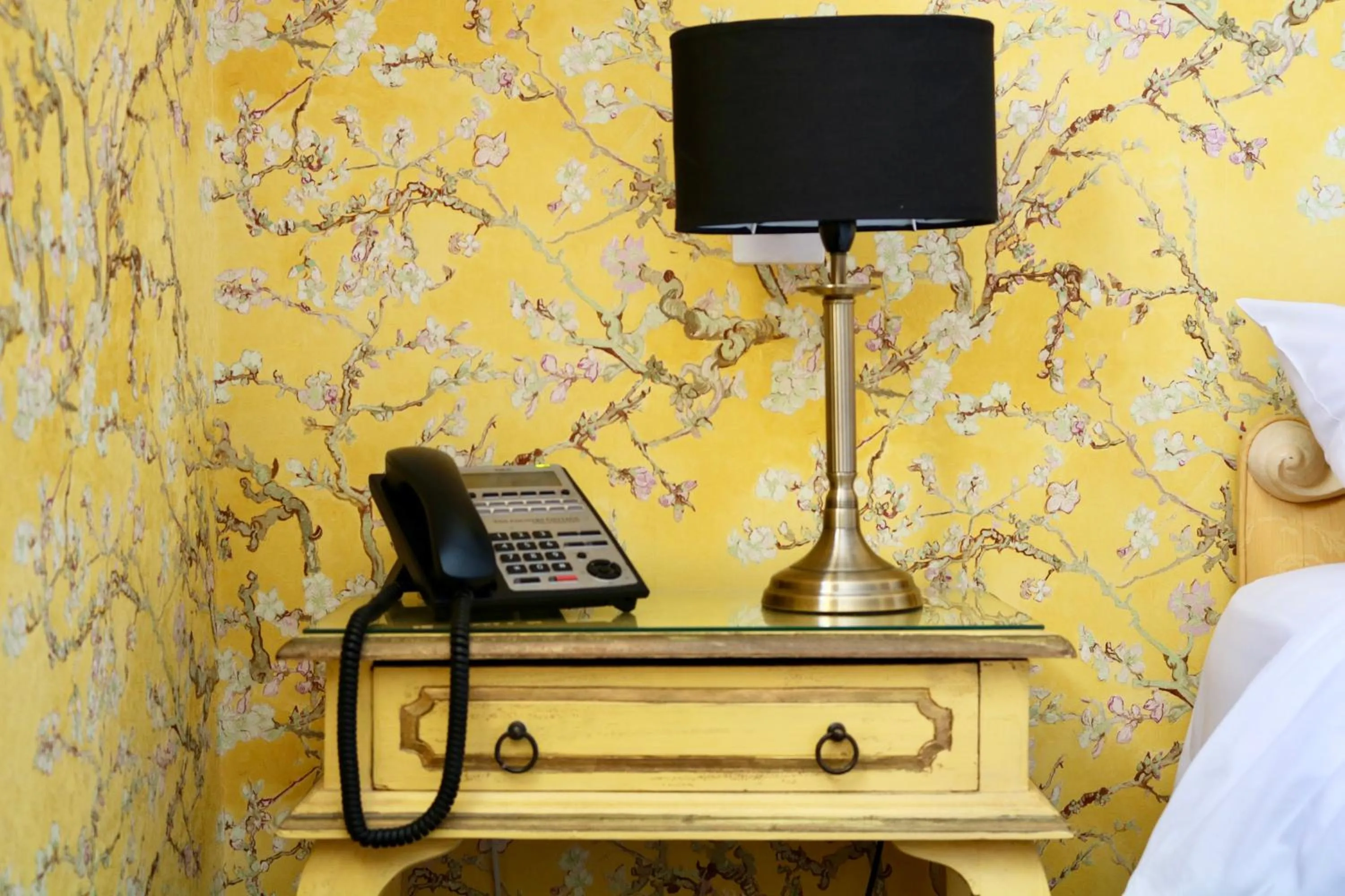 hair dresser, Bed in The Cottage Hotel