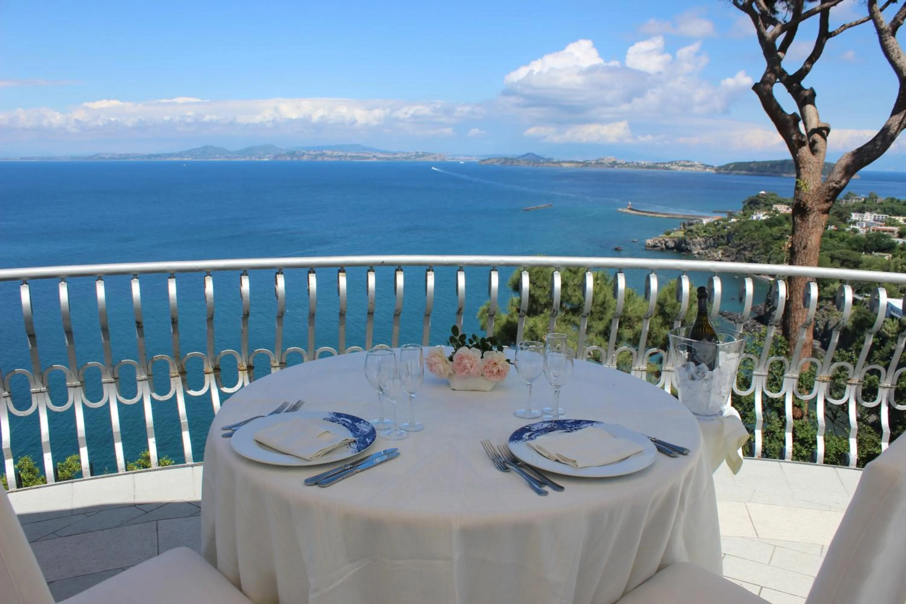 Restaurant/places to eat in Hotel Myage