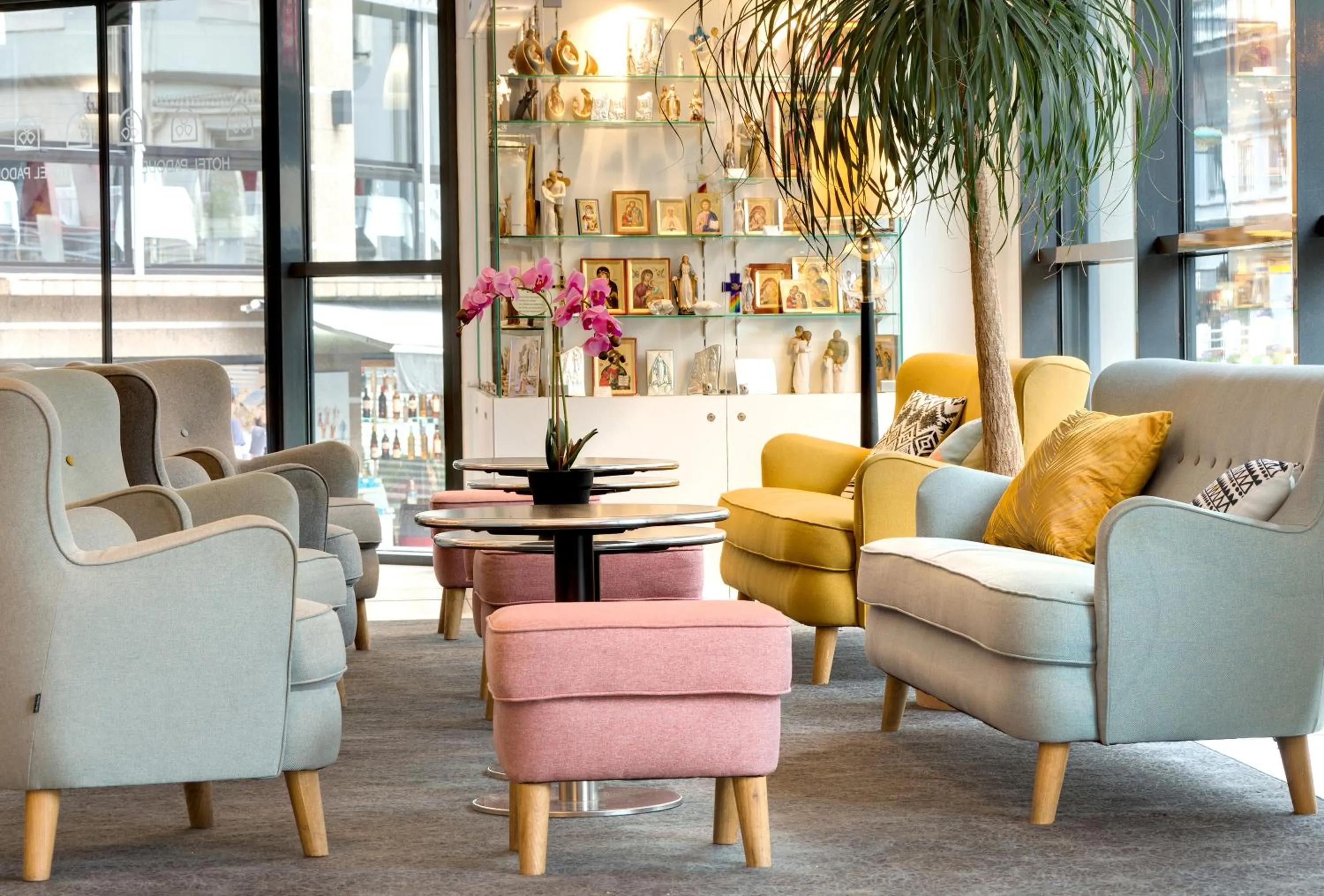 Lobby or reception in Hôtel Padoue