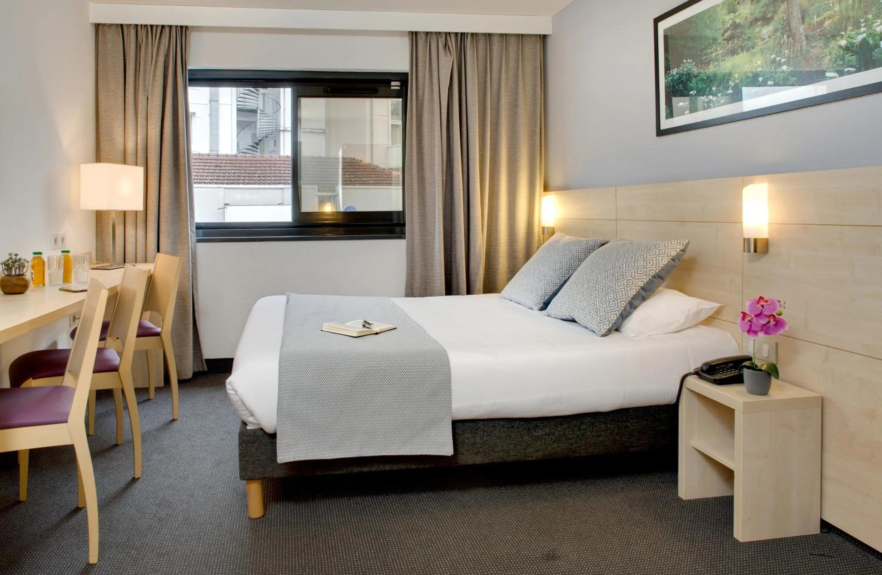 Photo of the whole room, Bed in Hôtel Padoue