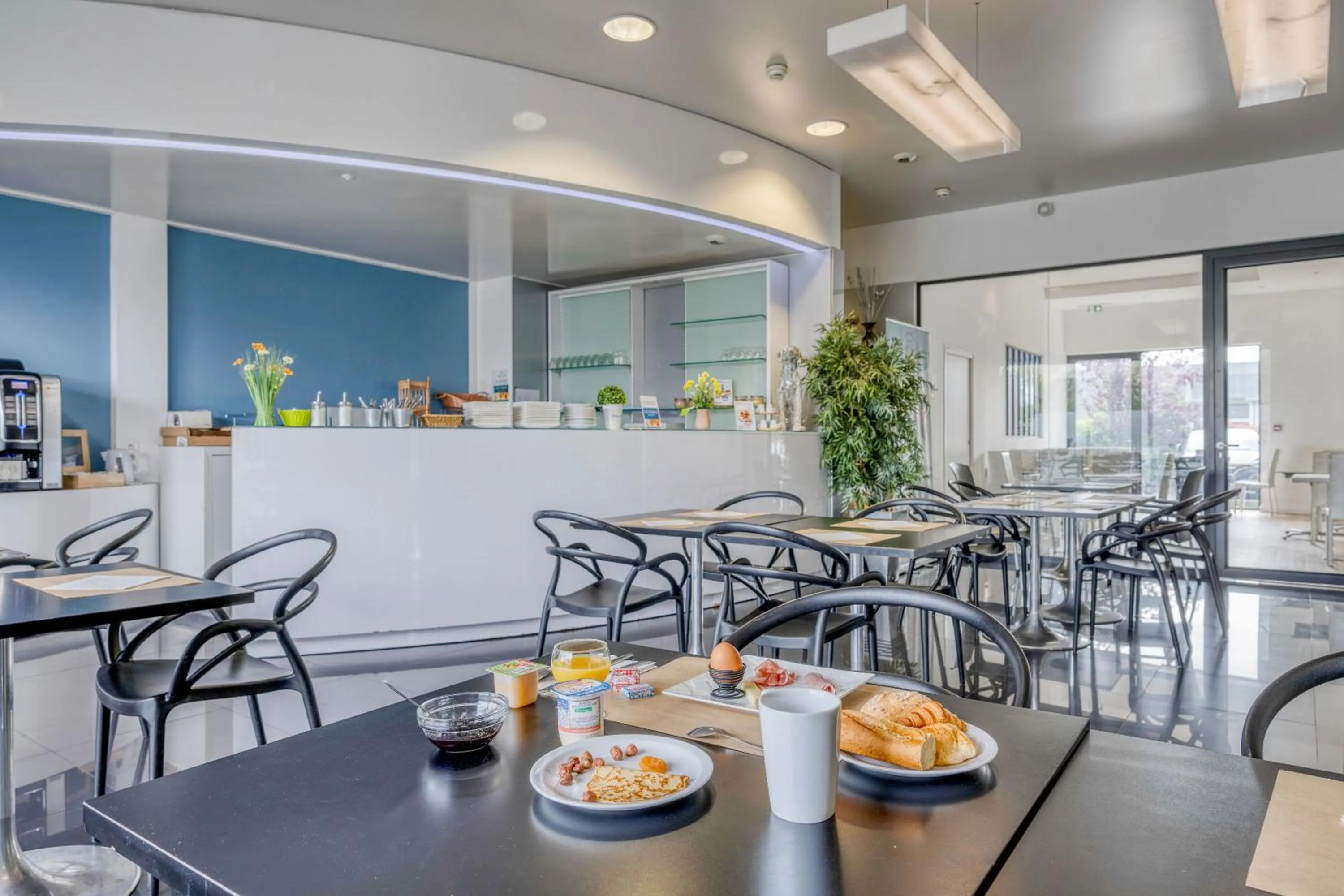 Breakfast in Comfort Aparthotel Bassin d'Arcachon