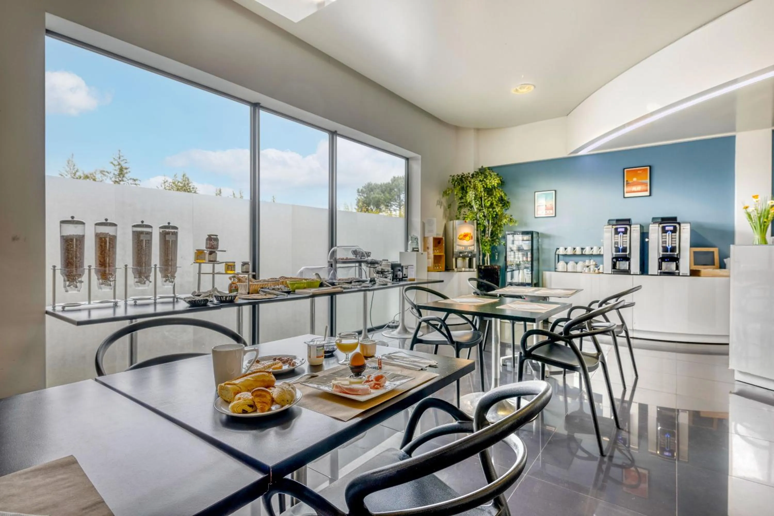 Breakfast in Comfort Aparthotel Bassin d'Arcachon