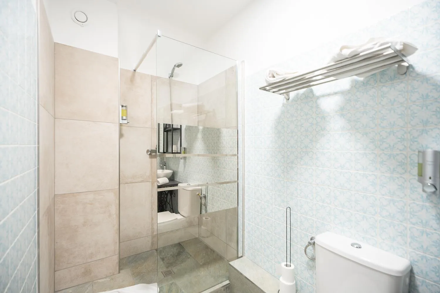 Shower in Hôtel Berceau Du Vigneron