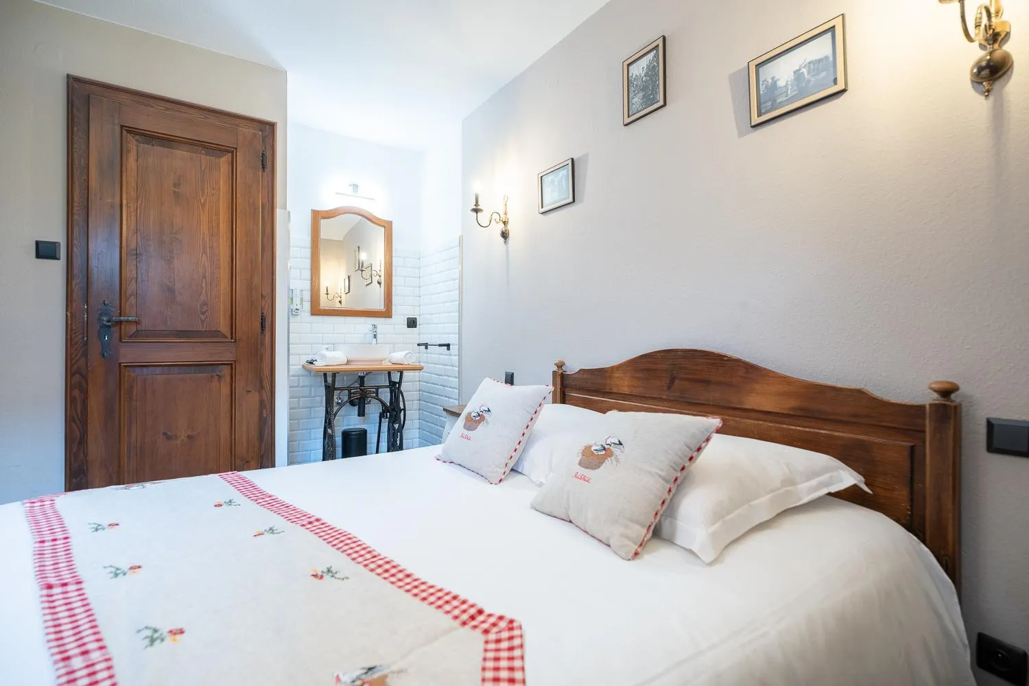 Photo of the whole room, Bed in Hôtel Berceau Du Vigneron