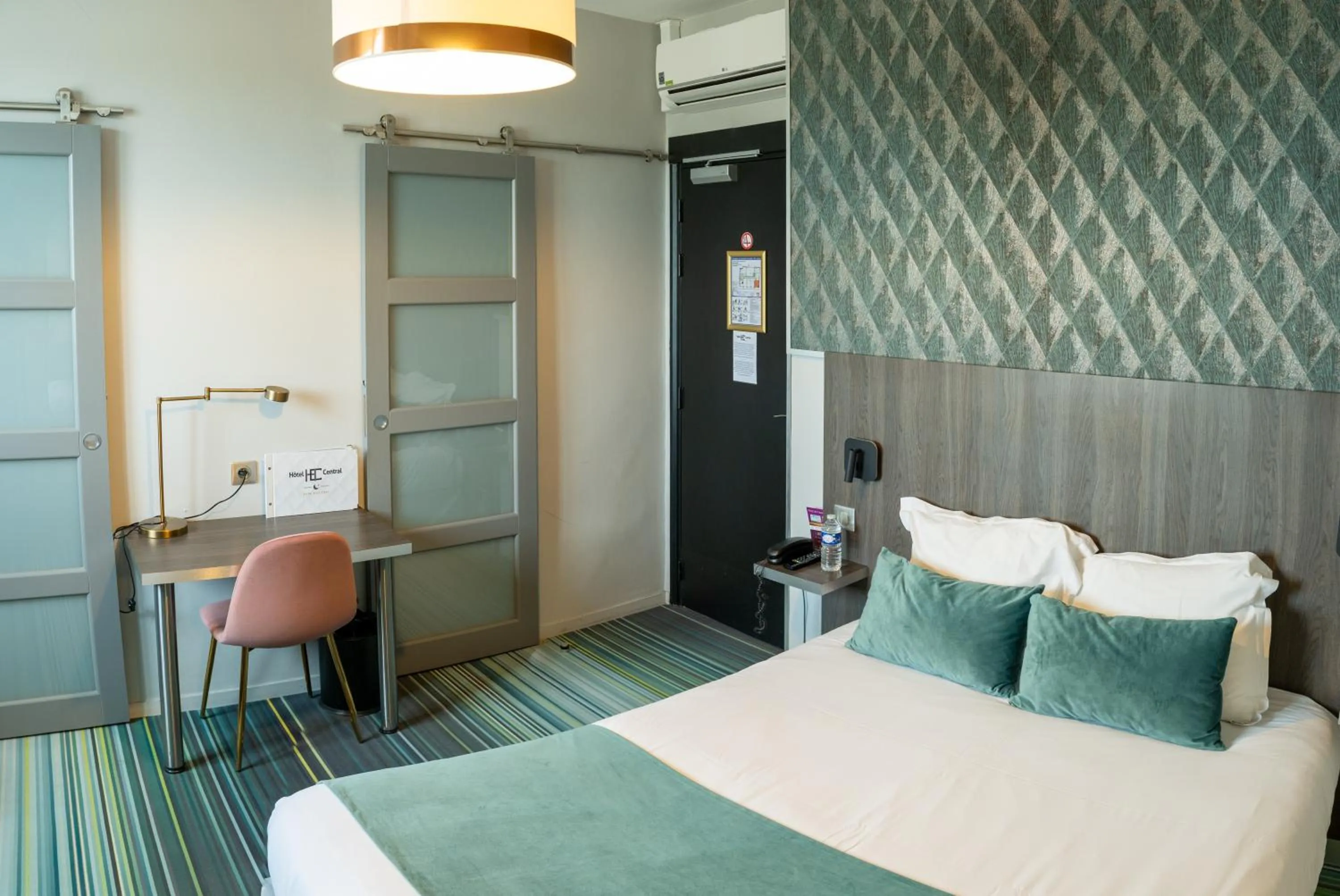 Bed in Hôtel Central