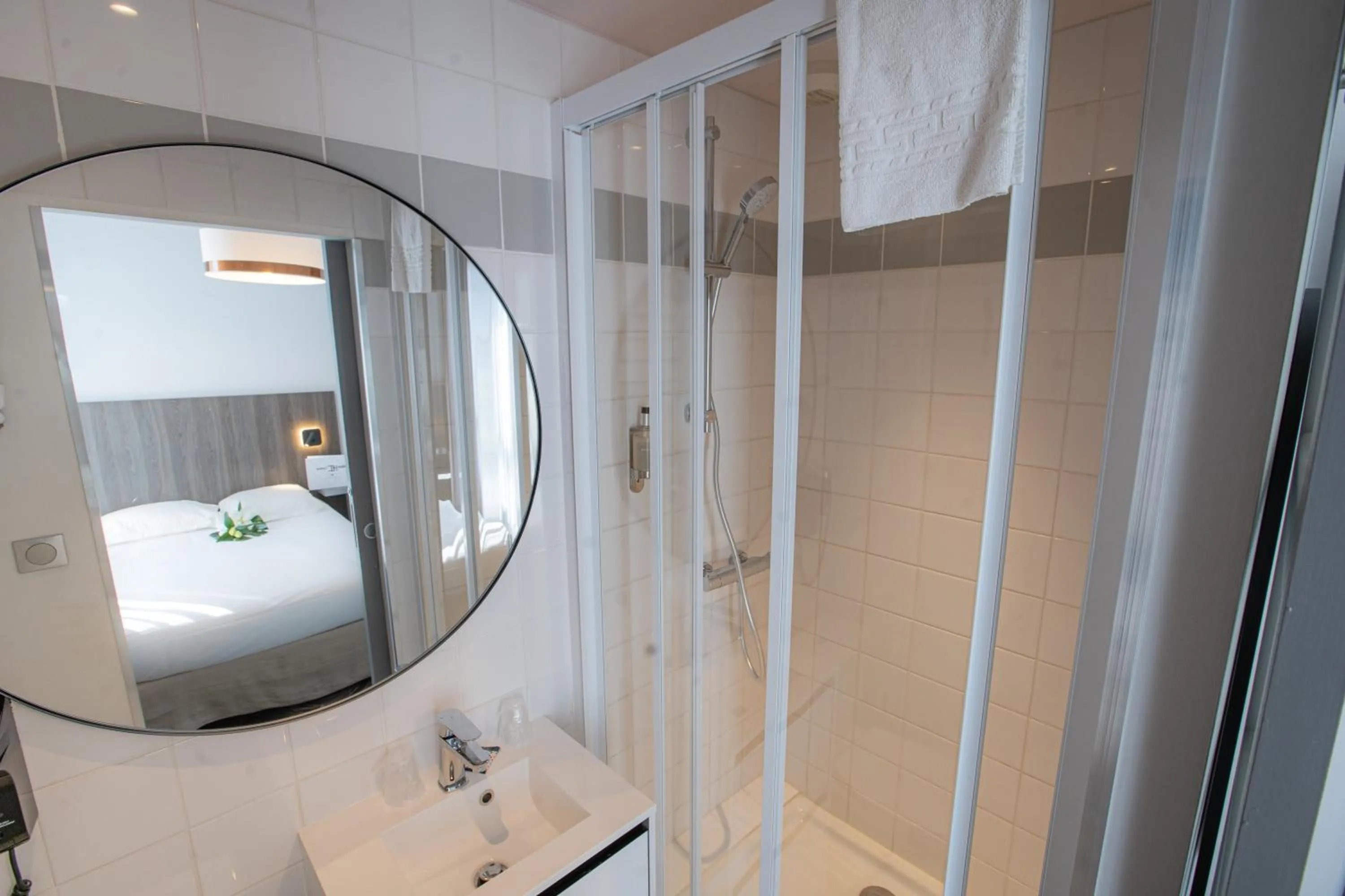 Shower in Hôtel Central