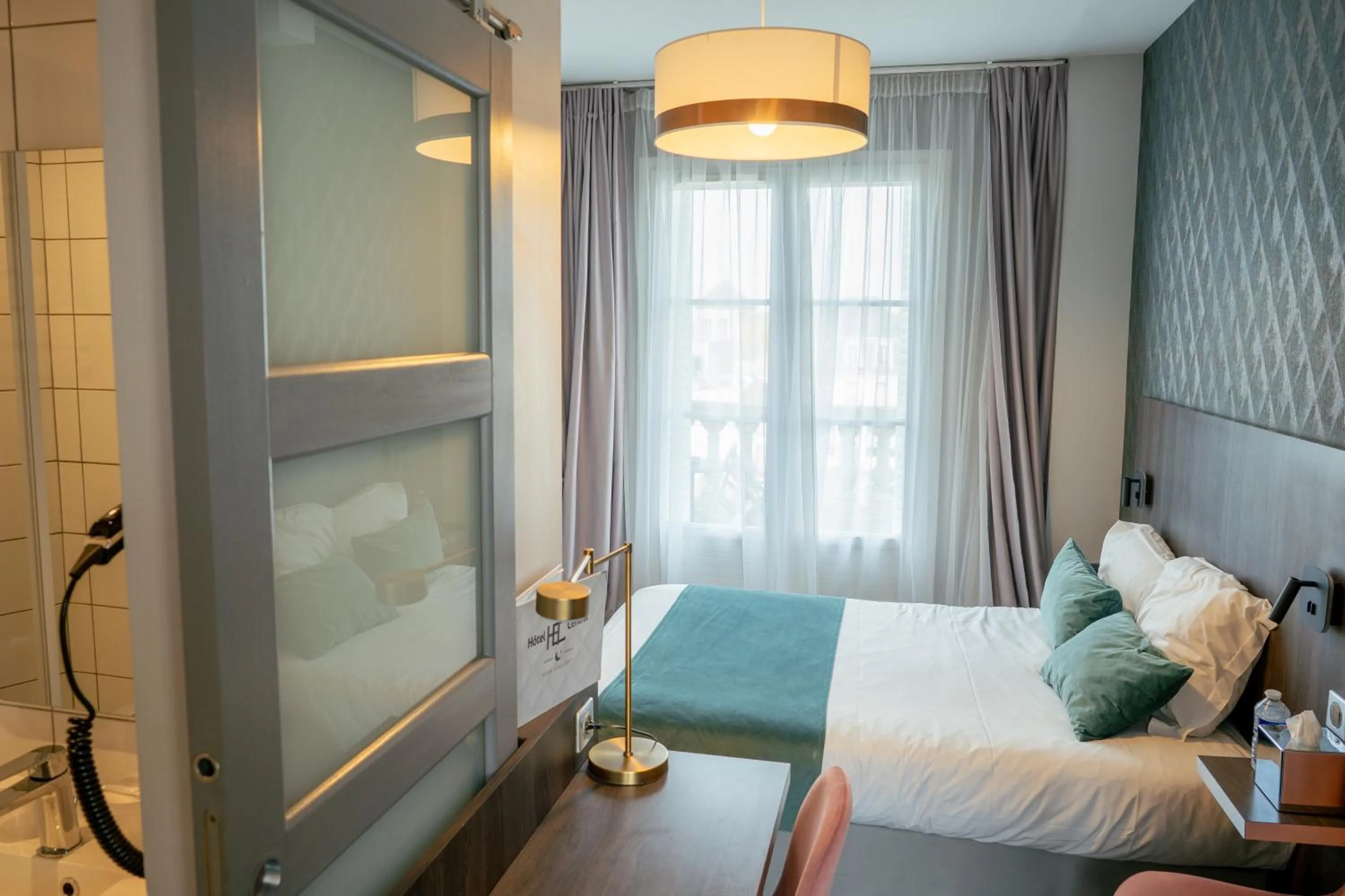Photo of the whole room, Bed in Hôtel Central