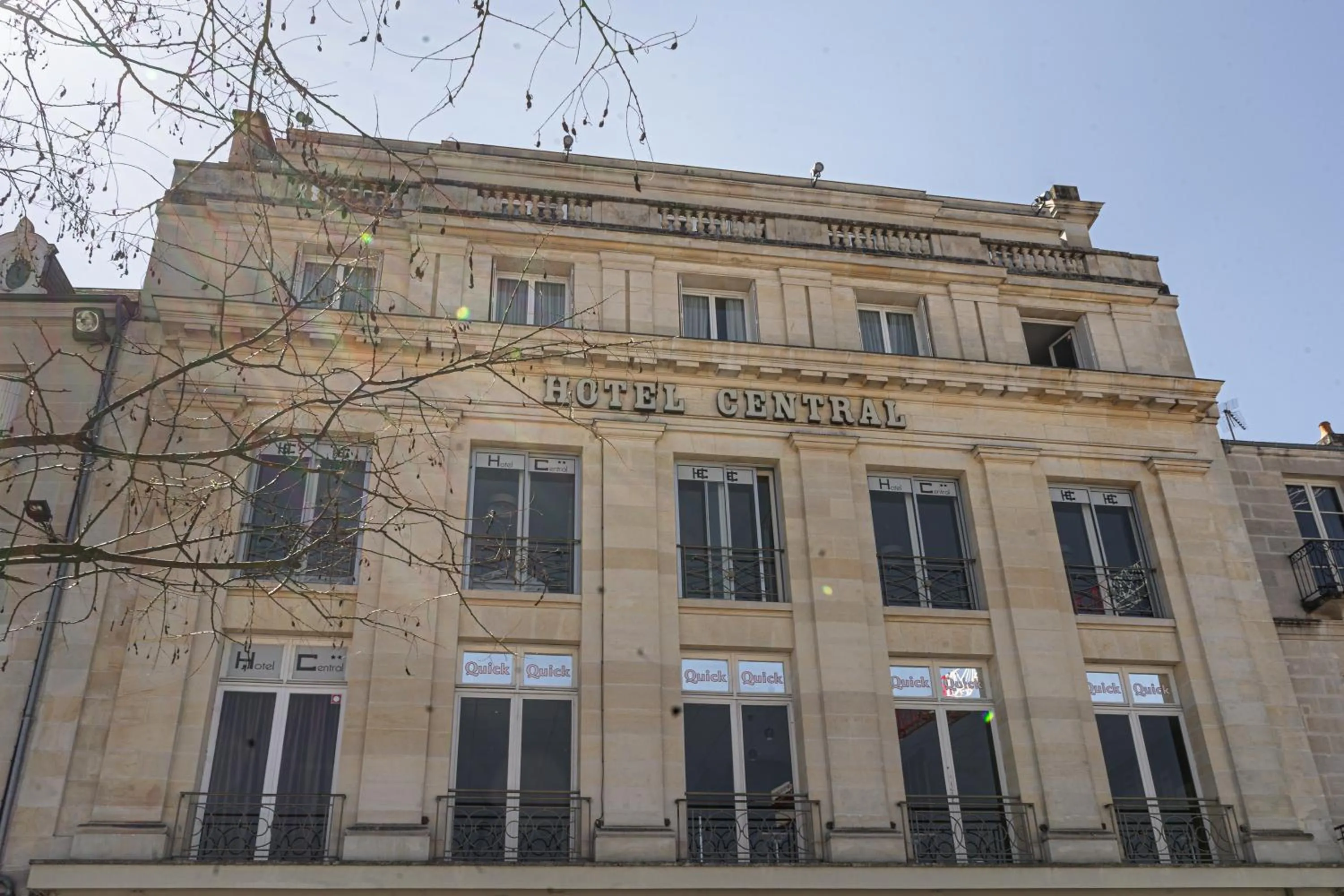 Property building in Hôtel Central