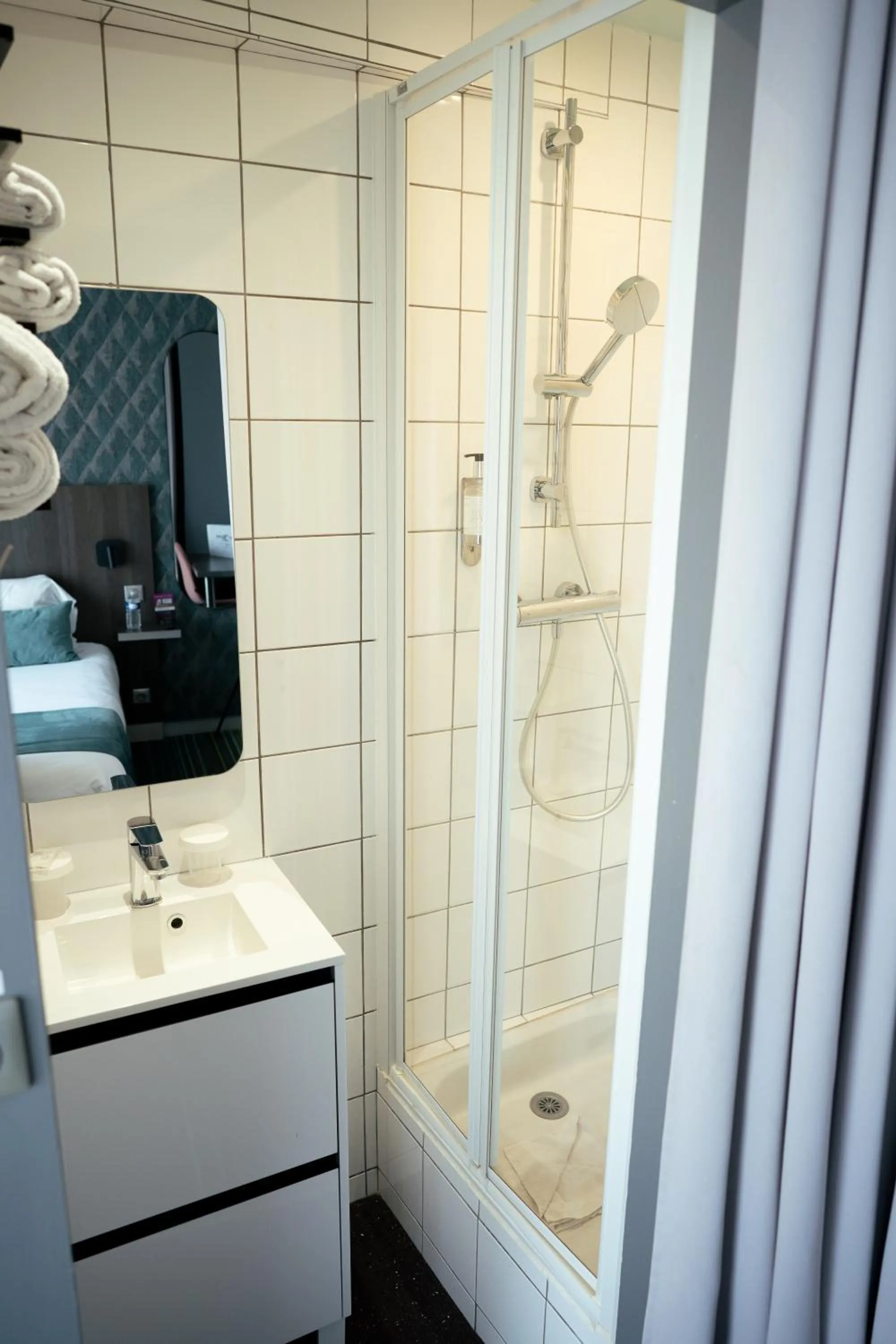 Shower in Hôtel Central