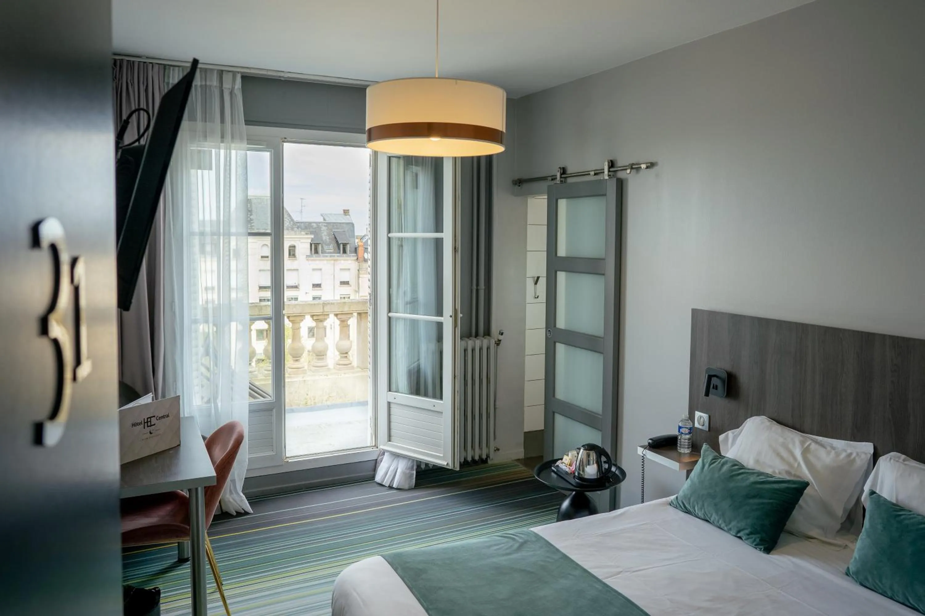 Balcony/Terrace, Bed in Hôtel Central