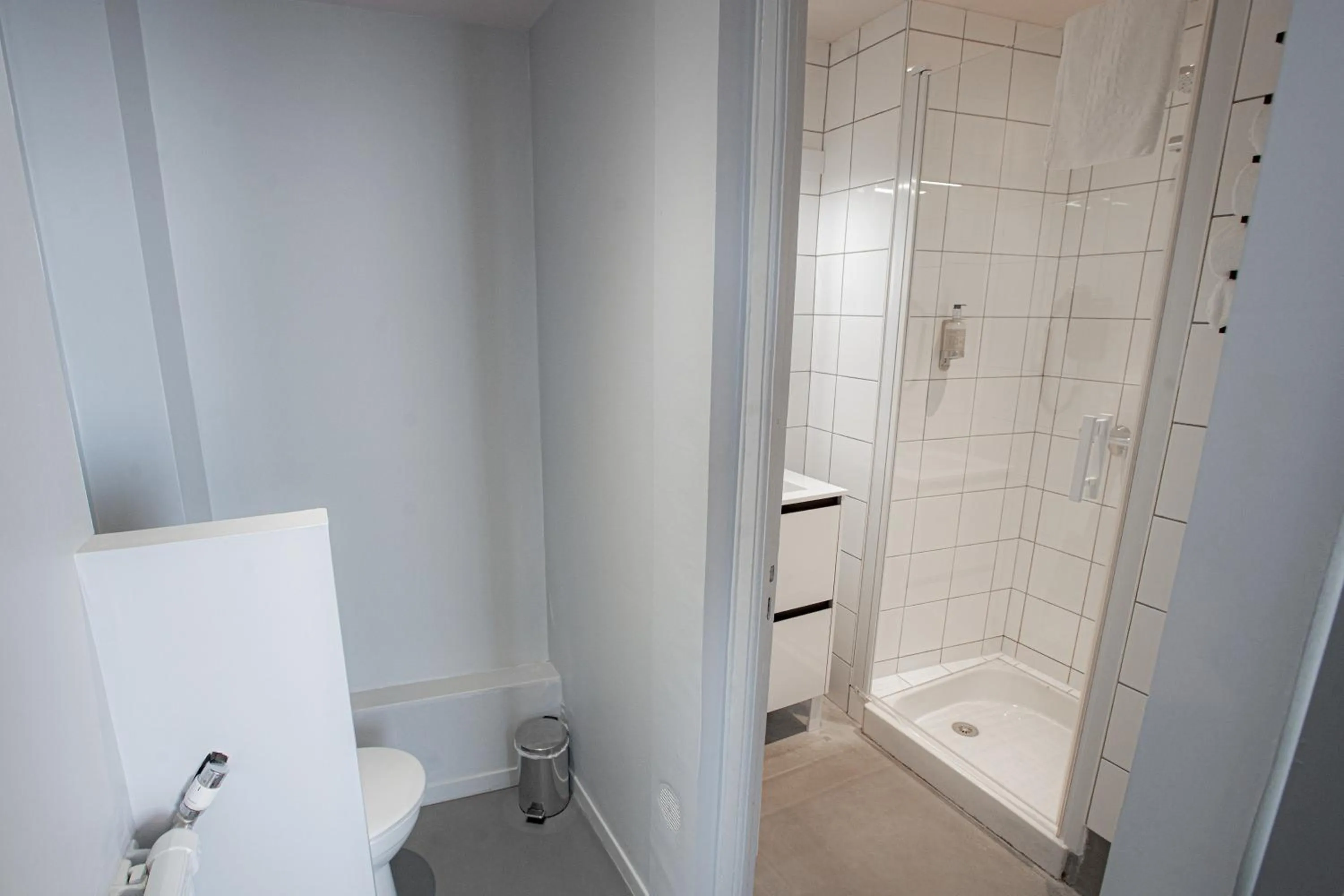 Shower in Hôtel Central