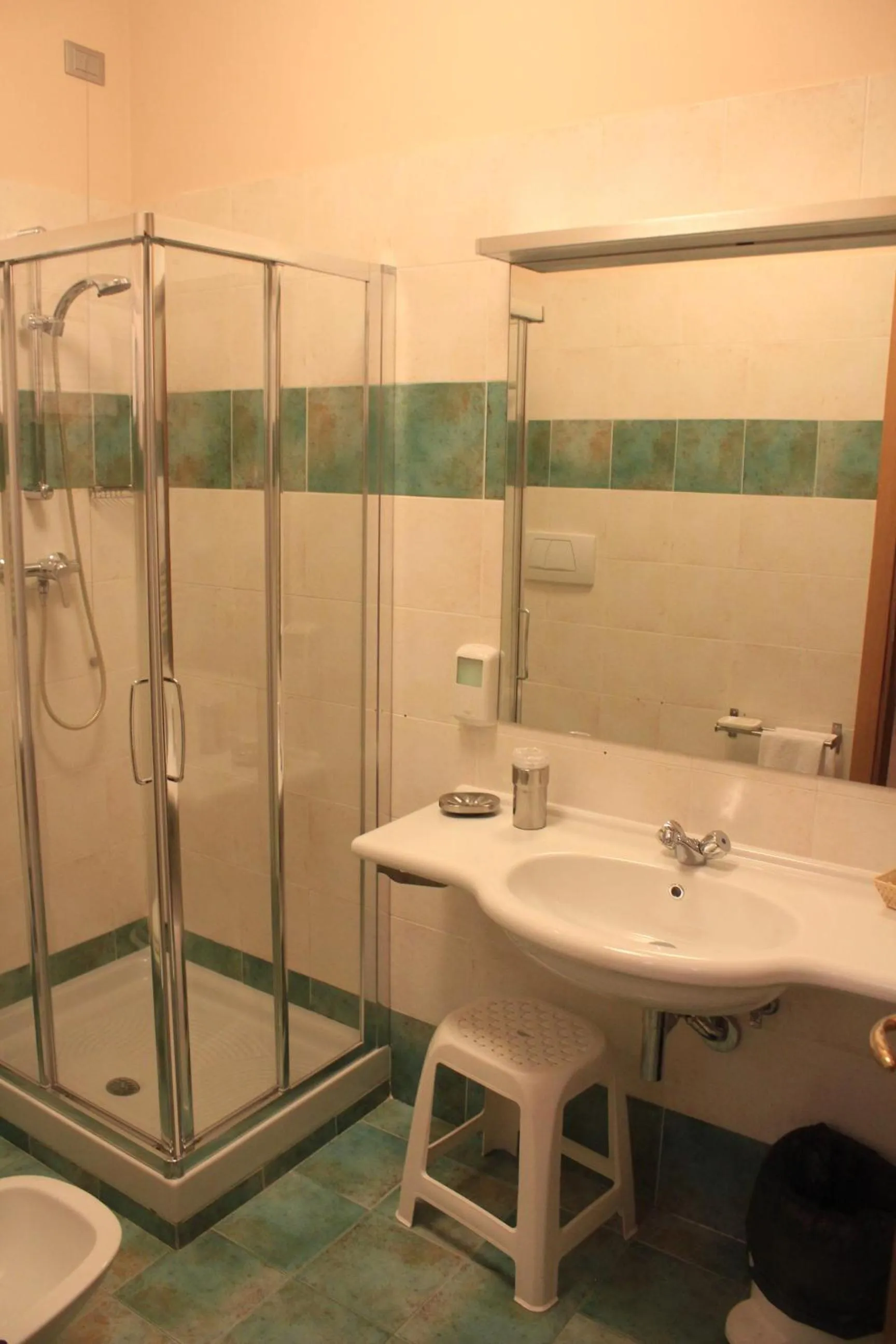 Shower in Hotel Baffo Rosso