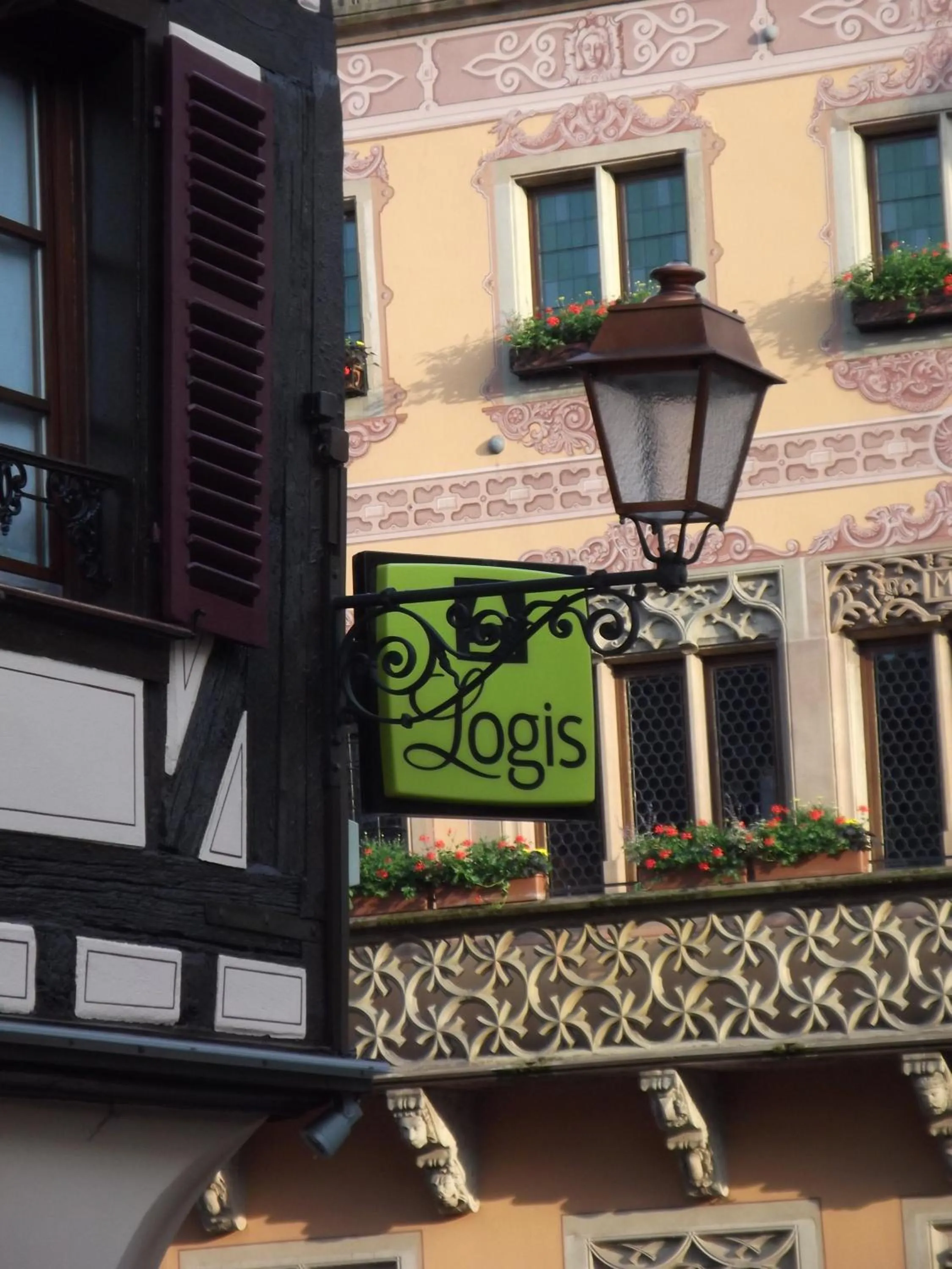 Facade/entrance in Logis Hôtel De La Cloche