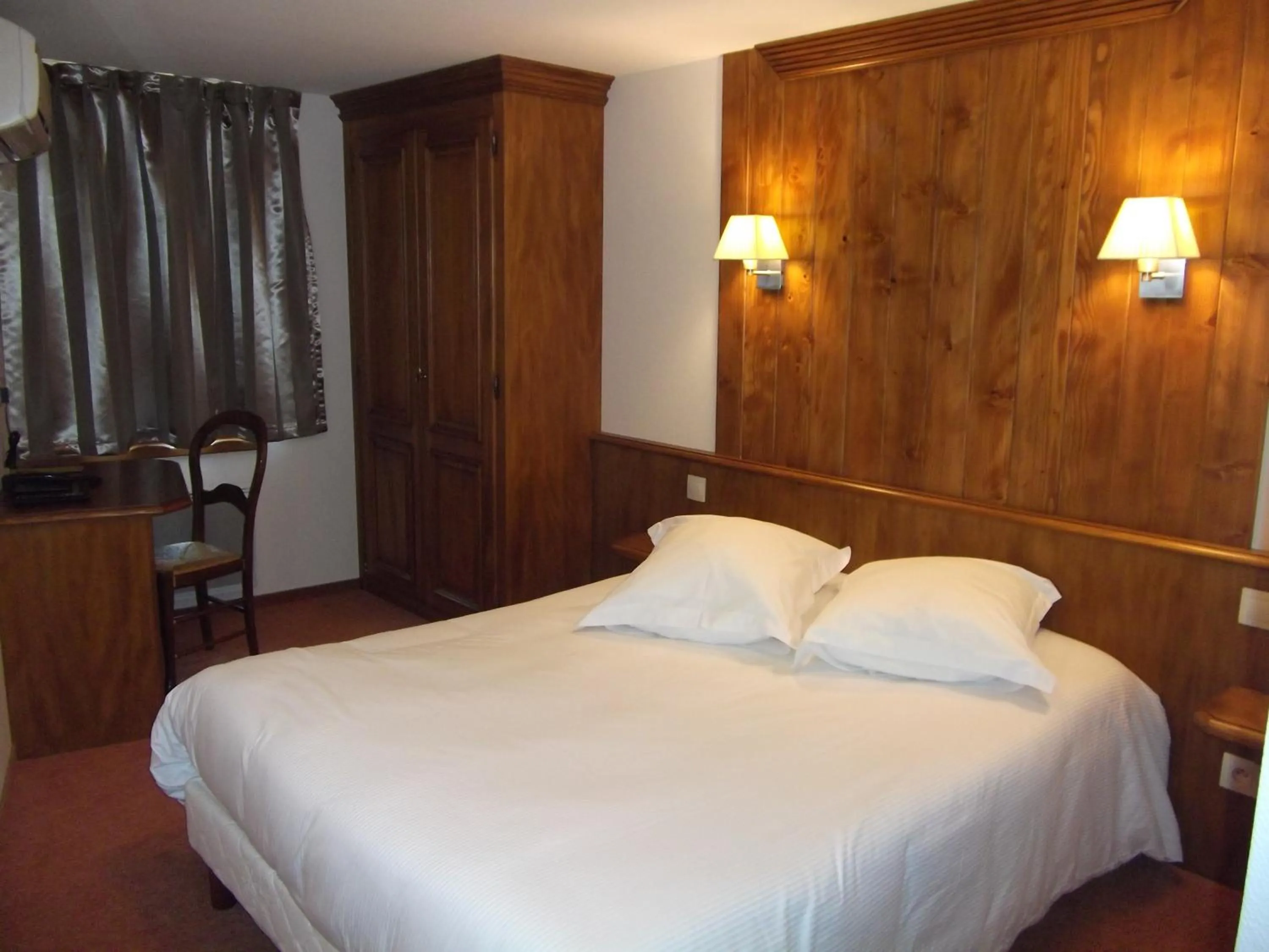 Photo of the whole room, Bed in Logis Hôtel De La Cloche