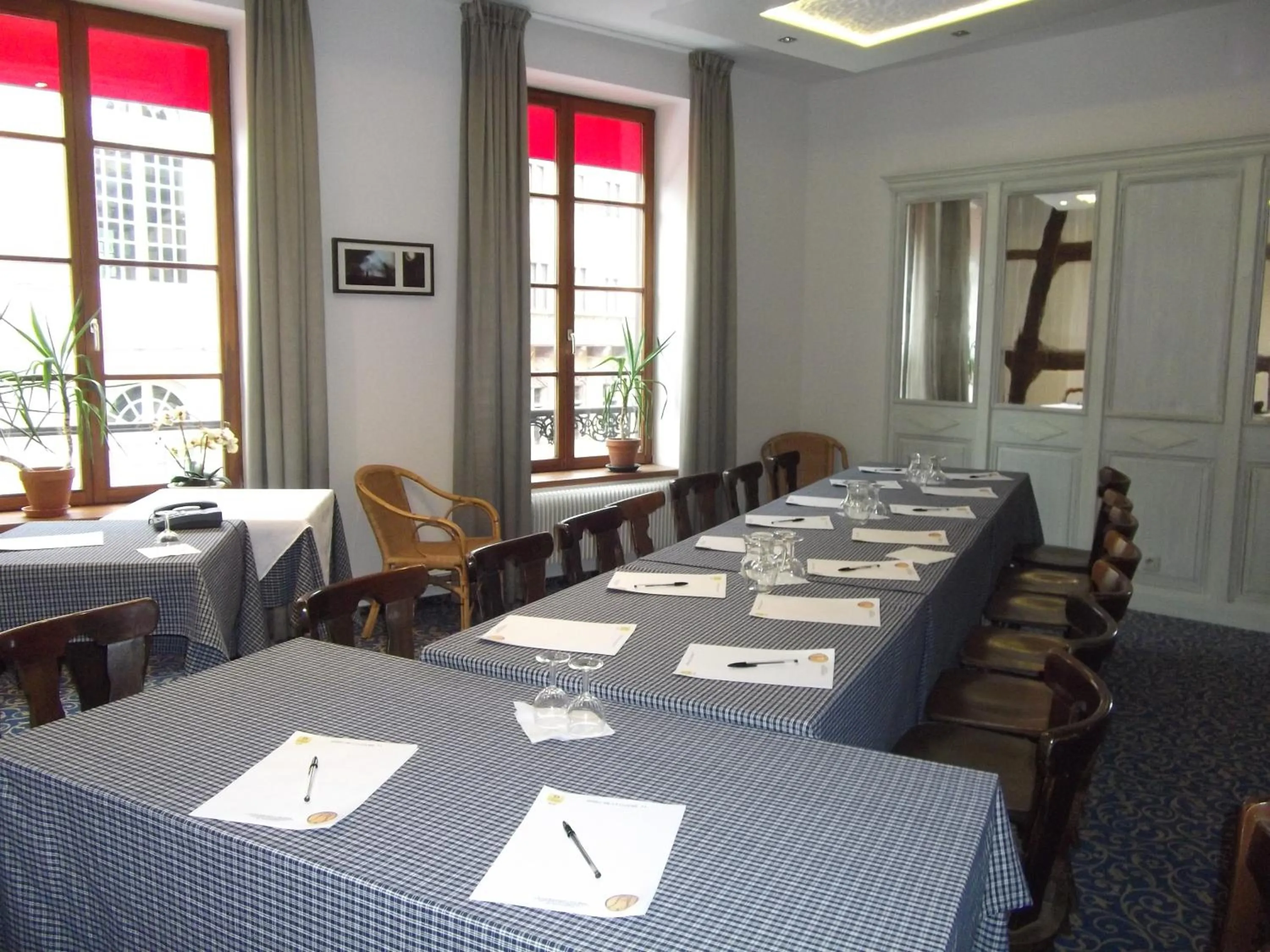 Business facilities in Logis Hôtel De La Cloche