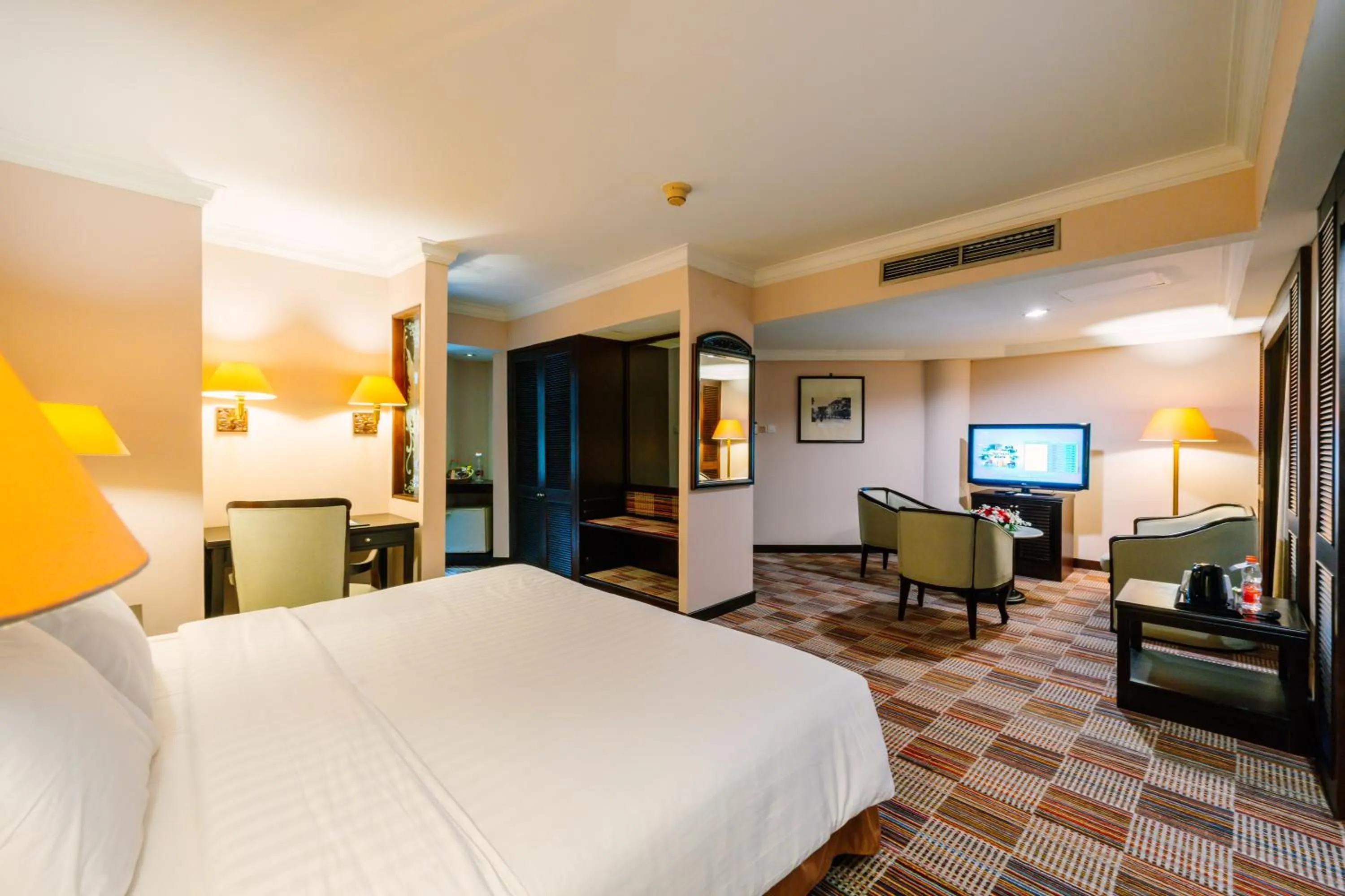 Bedroom, Bed in Grand Diamond Hotel Yogyakarta