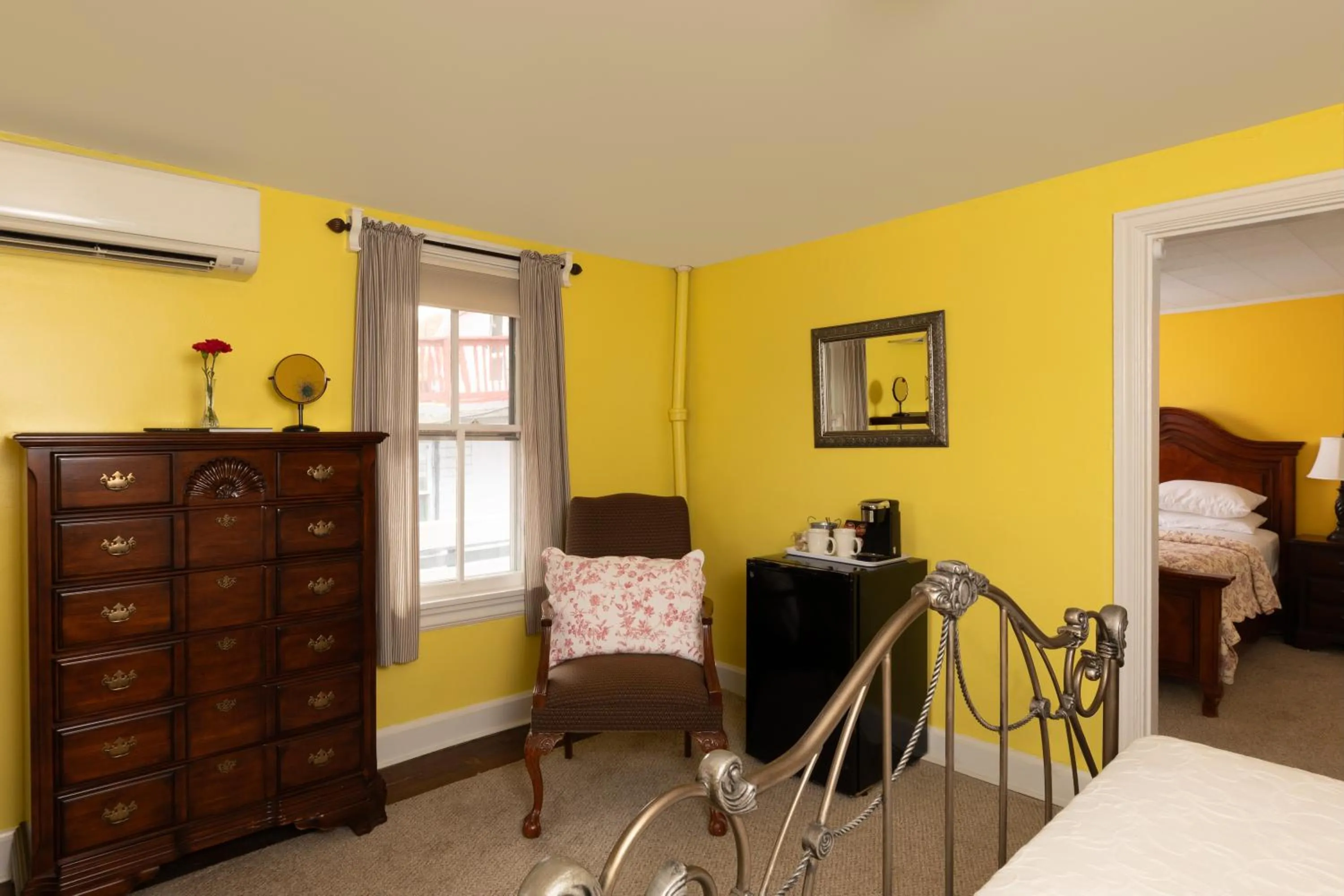 Seating area, Bed in Carlisle House Bed and Breakfast