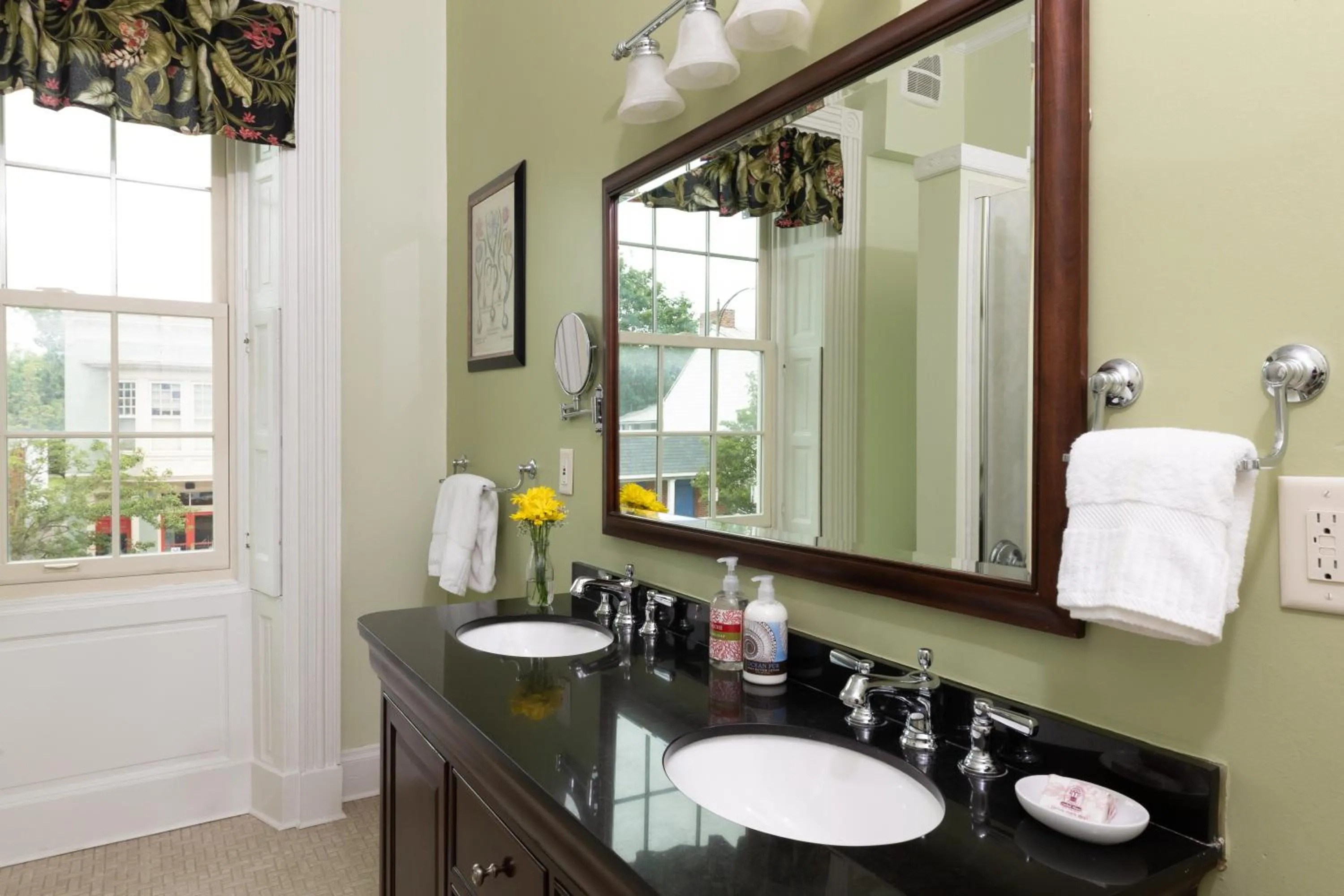 Bathroom in Carlisle House Bed and Breakfast