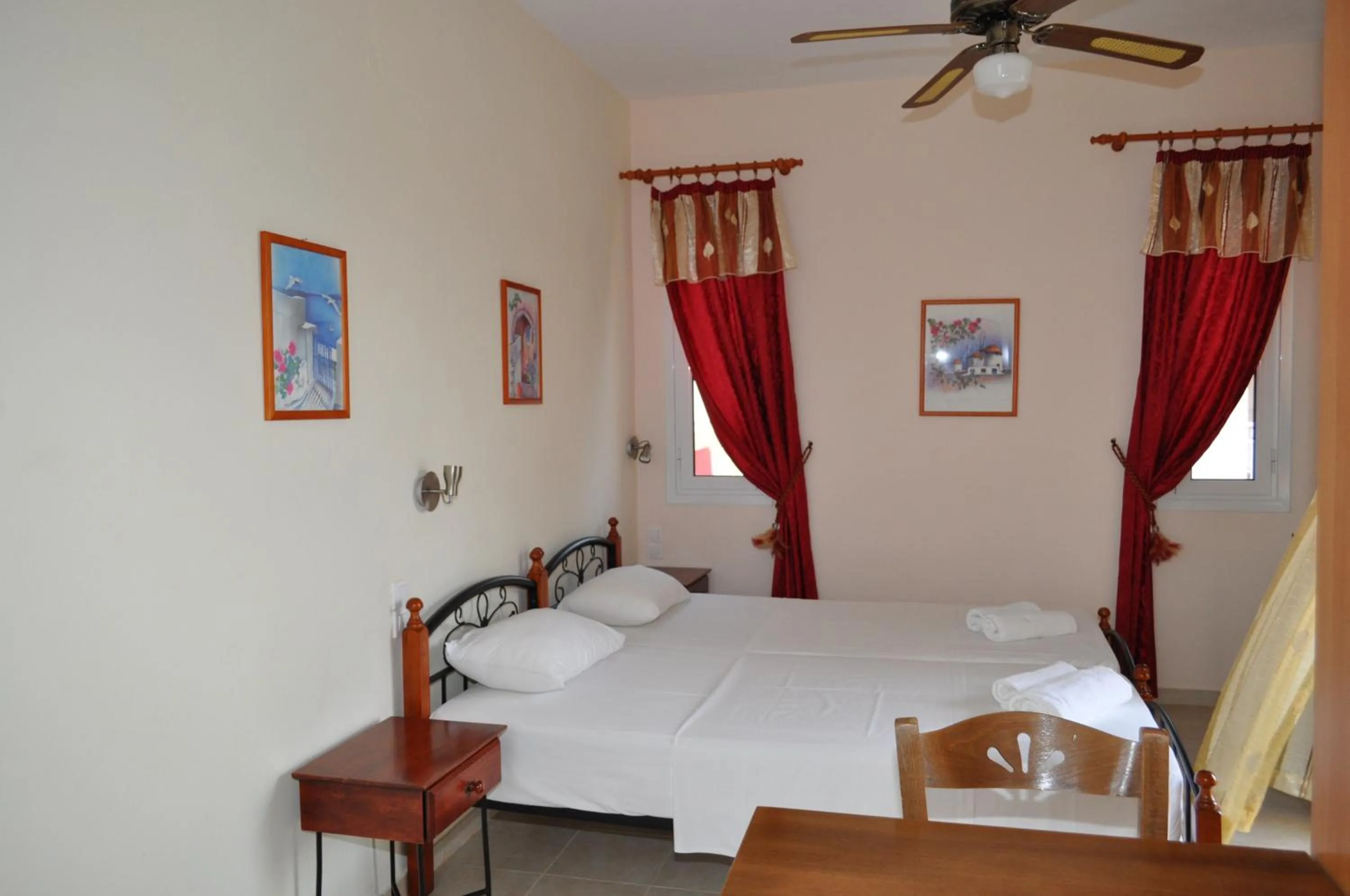 Photo of the whole room, Bed in Olympion Village Studios